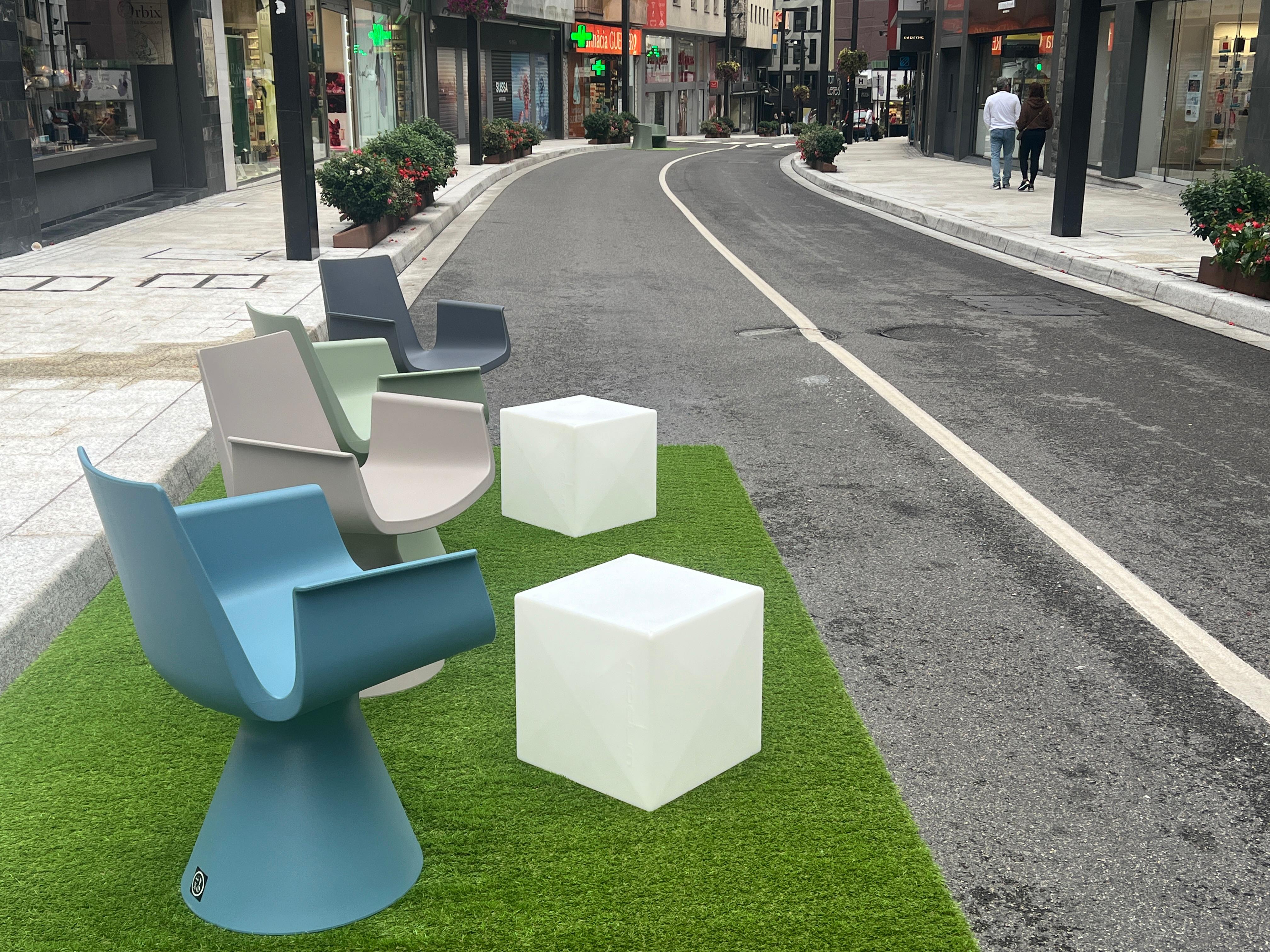 El comú ha previst punts de descans al llarg de l'avinguda. El comú ha previst punts de descans al llarg de l'avinguda.