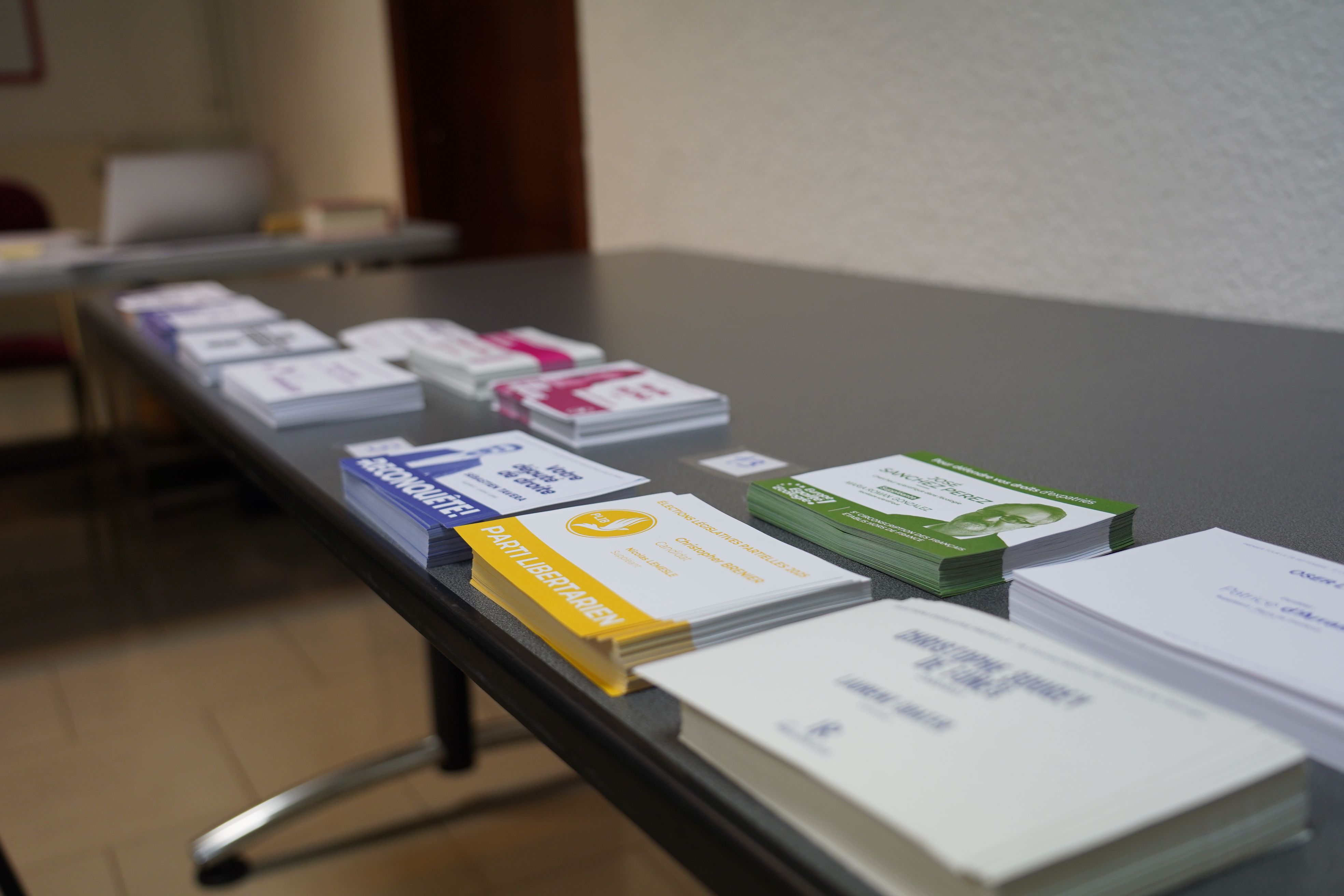 Les paperetes dels diversos partits que se sotmeten a votació, a l'ambaixada.