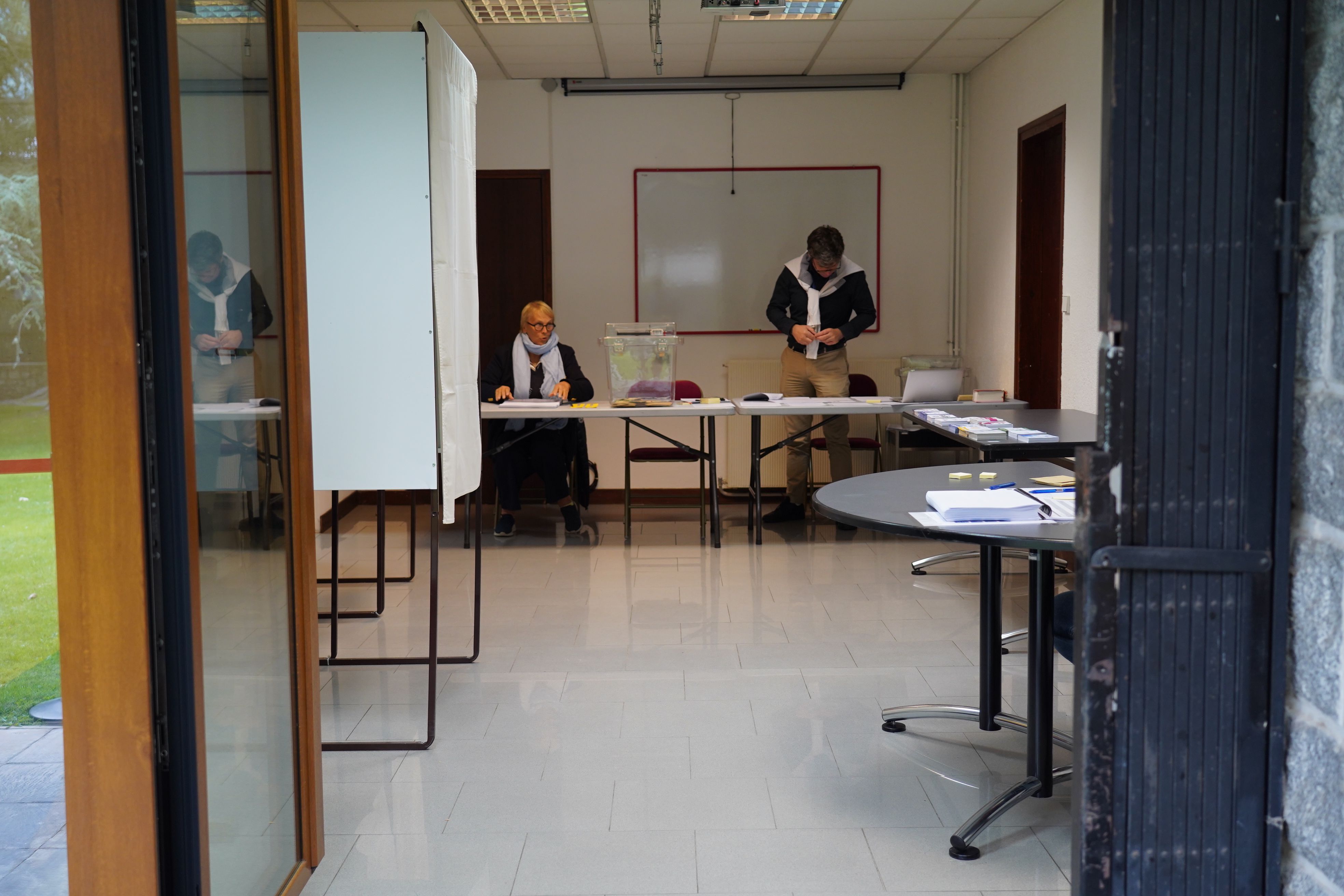 Els integrants de la mesa electoral, preparats per a rebre els ciutadans.