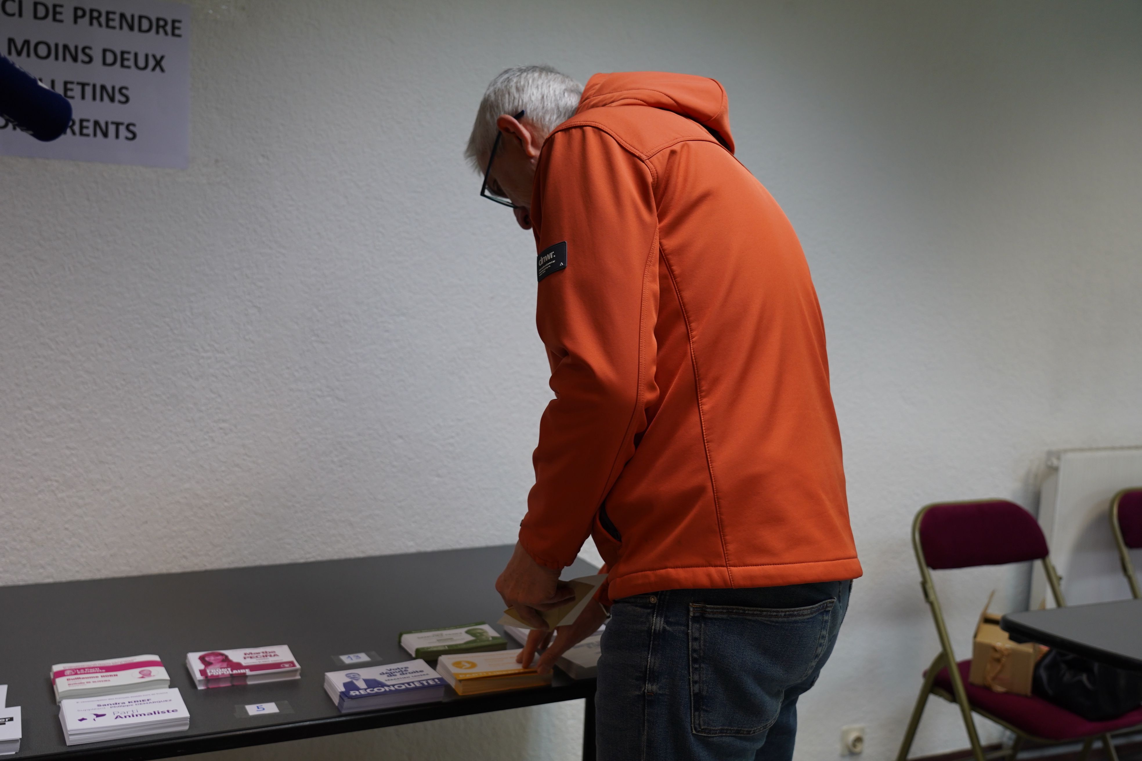 Últims moments de reflexió abans d'emetre el vot. 