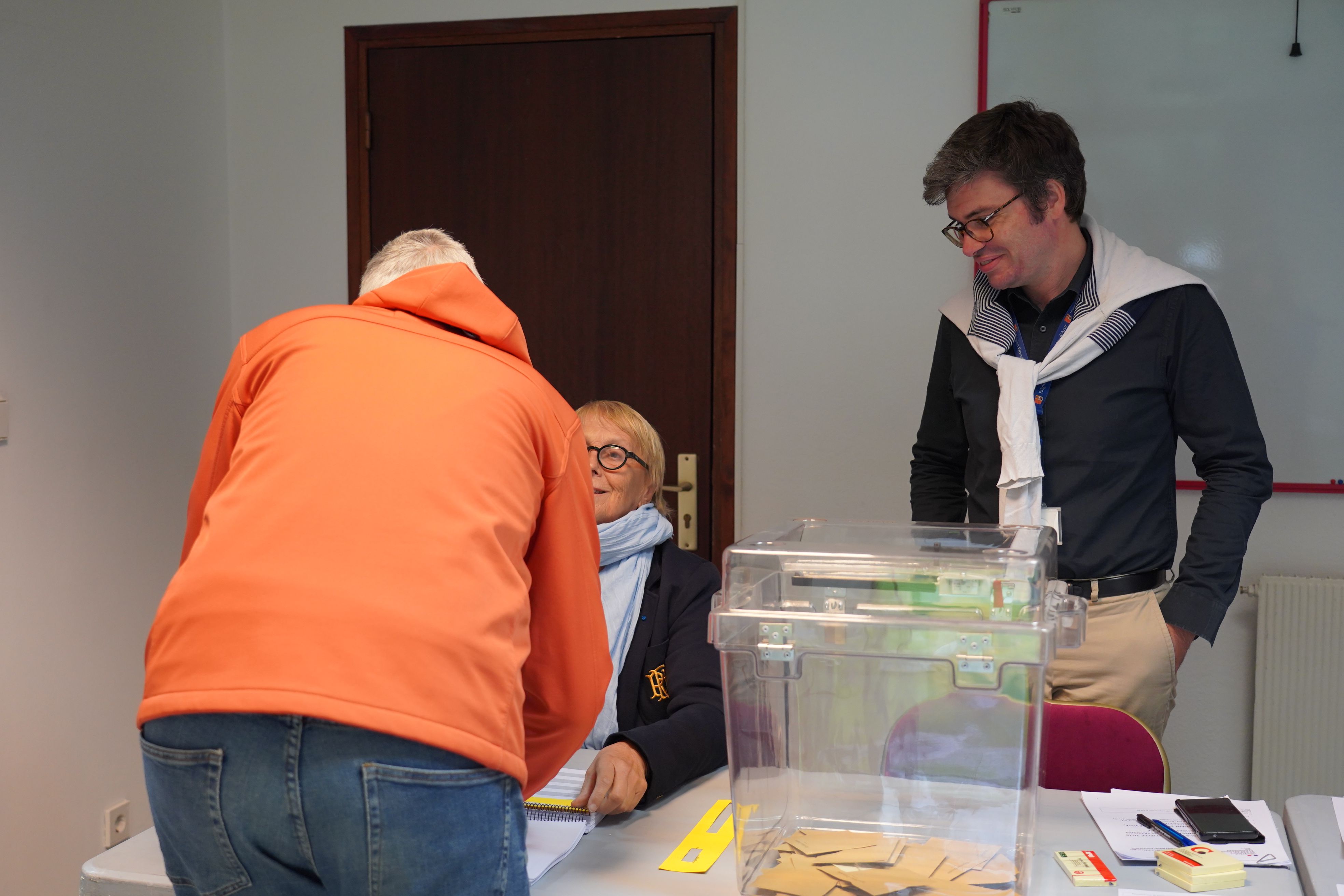 Abans de votar toca identificar-se en el cens electoral.