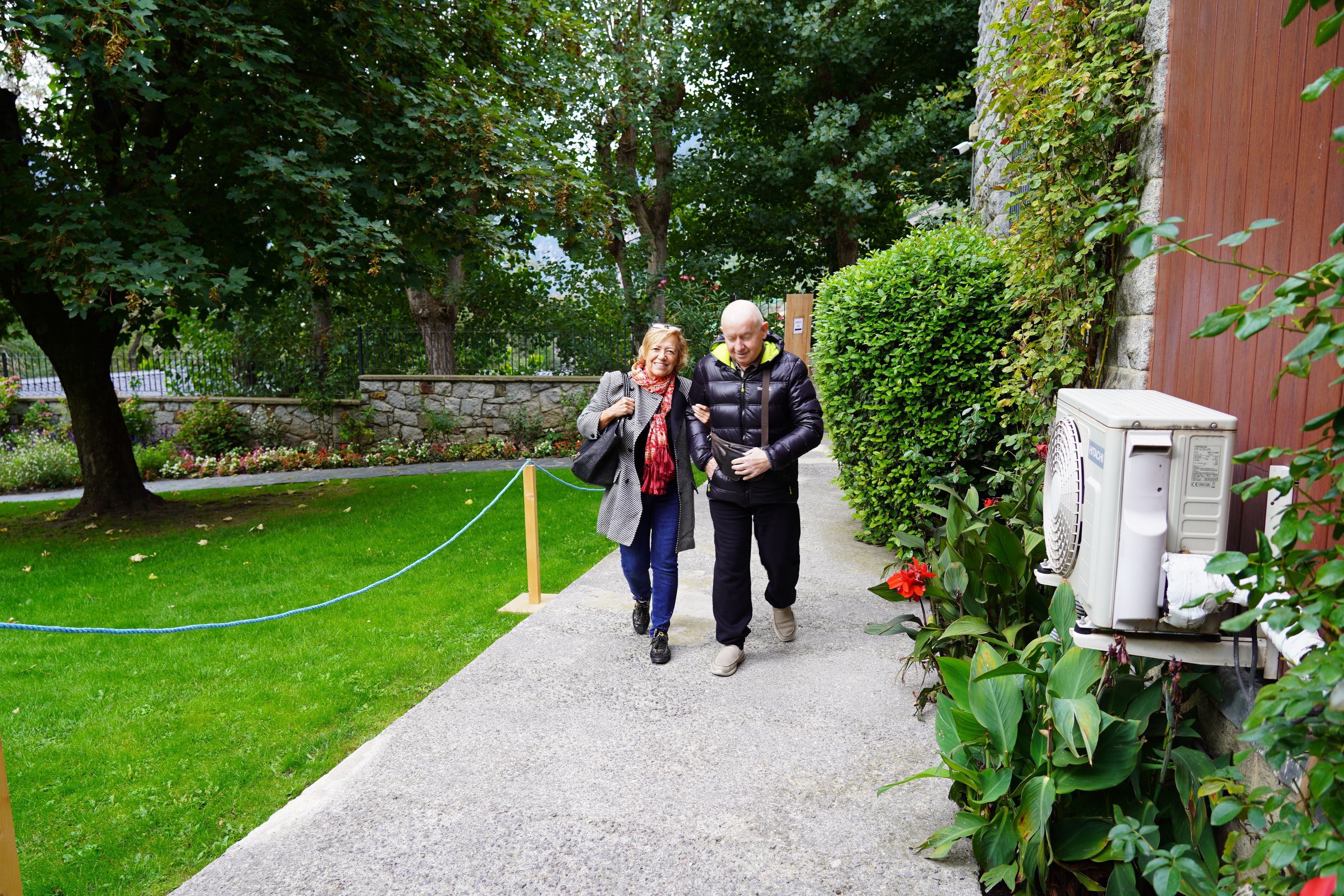 Un matrimoni, arribant a l'ambaixada per votar. 