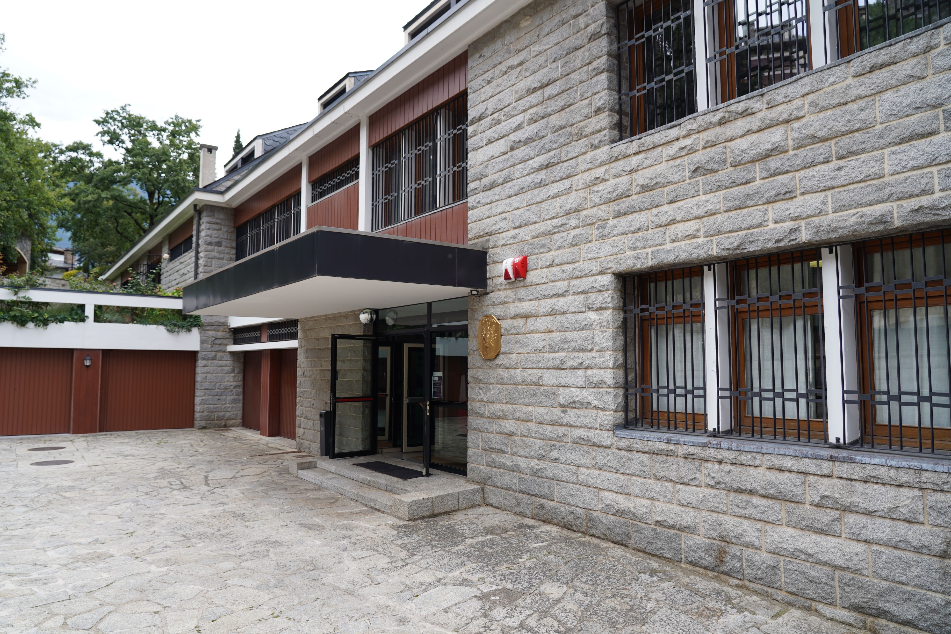 L'edifici de l'ambaixada francesa, des de l'exterior. 