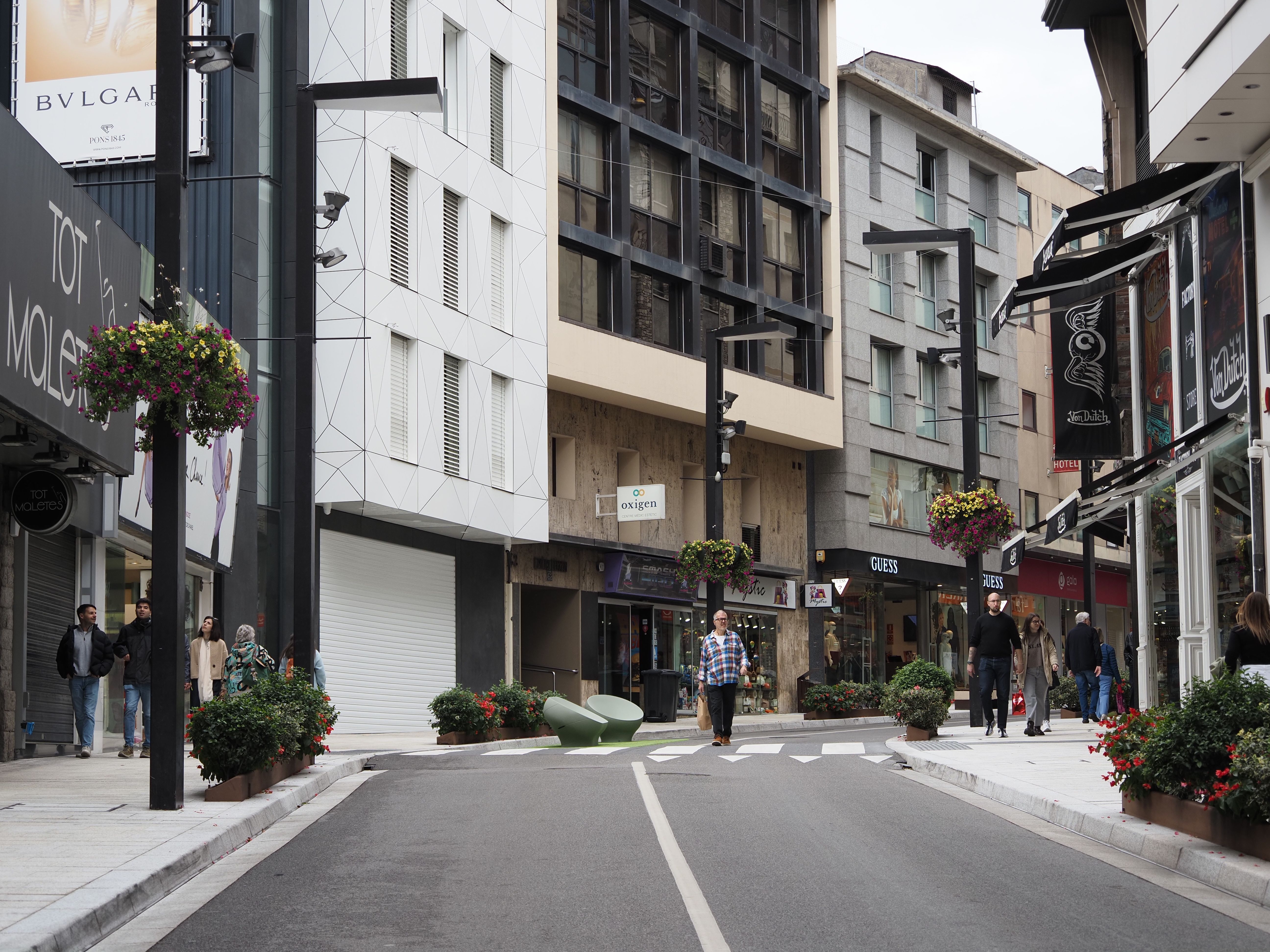 A primera hora als vianants encara els costava passejar pel centre de l'avinguda. A primera hora als vianants encara els costava passejar pel centre de l'avinguda.
