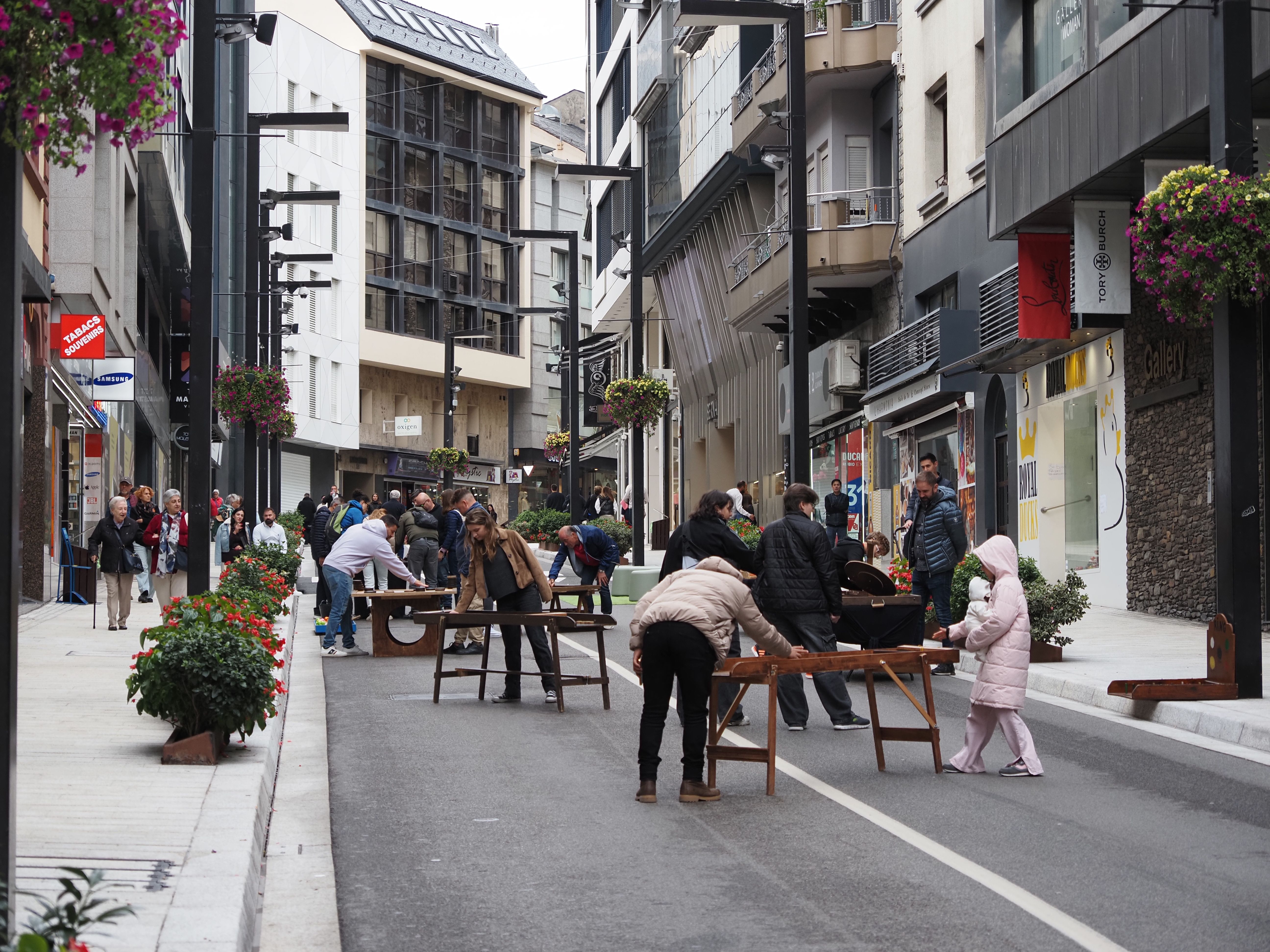 Ciutadans provant els jocs que s'han instal·lat a l'avinguda. Ciutadans provant els jocs que s'han instal·lat a l'avinguda.