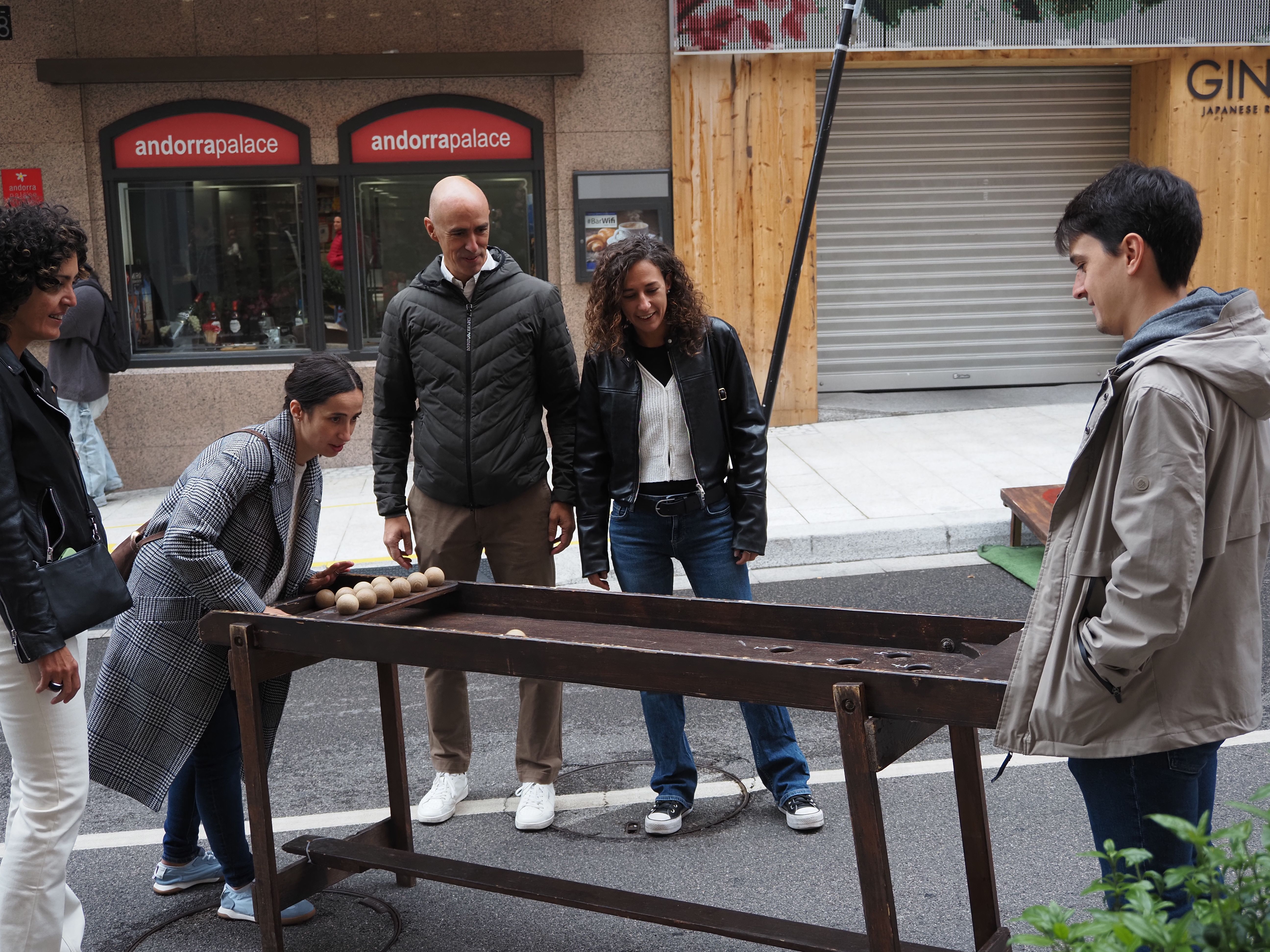 Els membres de la corporació també han provat els jocs. Els membres de la corporació també han provat els jocs.