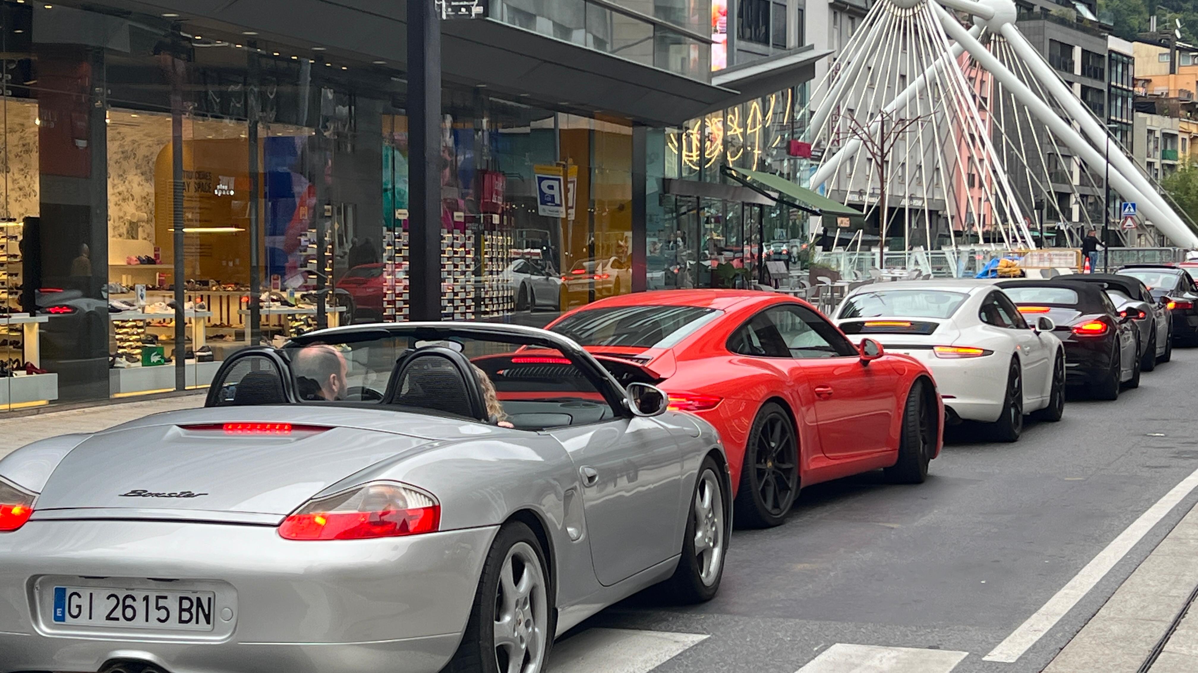 Els cotxes han desfilat per l'avinguda Consell d'Europa. Els cotxes han desfilat per l'avinguda Consell d'Europa.