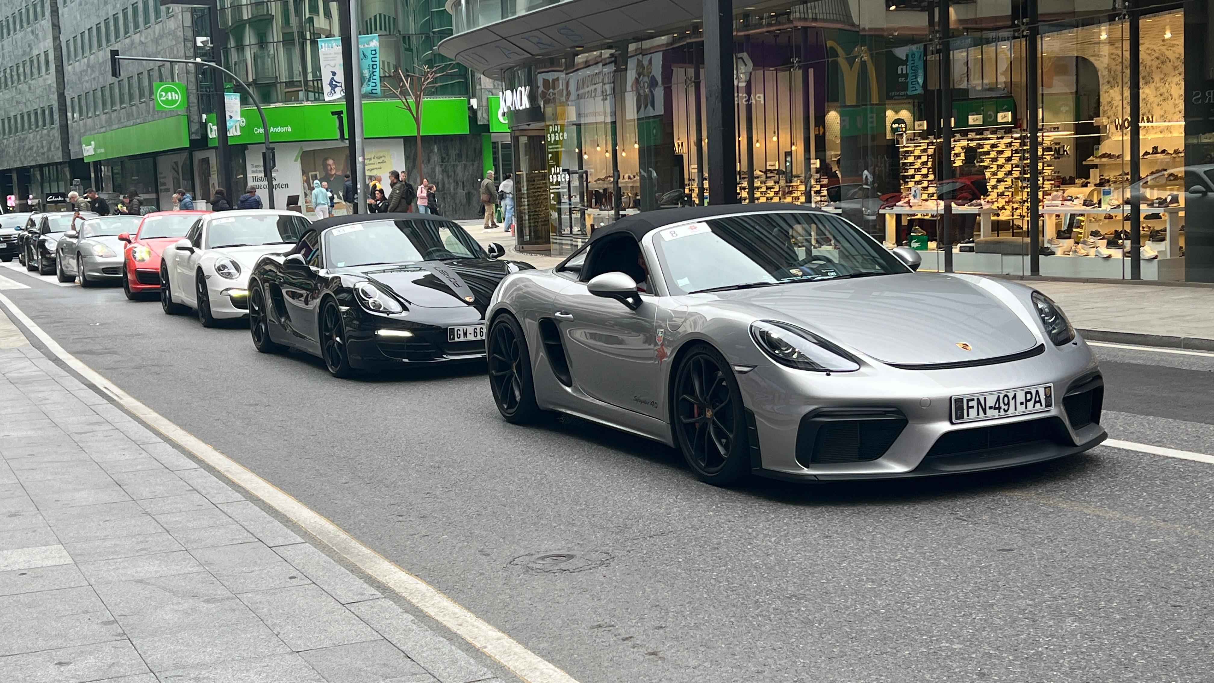 La cua de Porsche ha provocat retencions al centre del país. La cua de Porsche ha provocat retencions al centre del país.