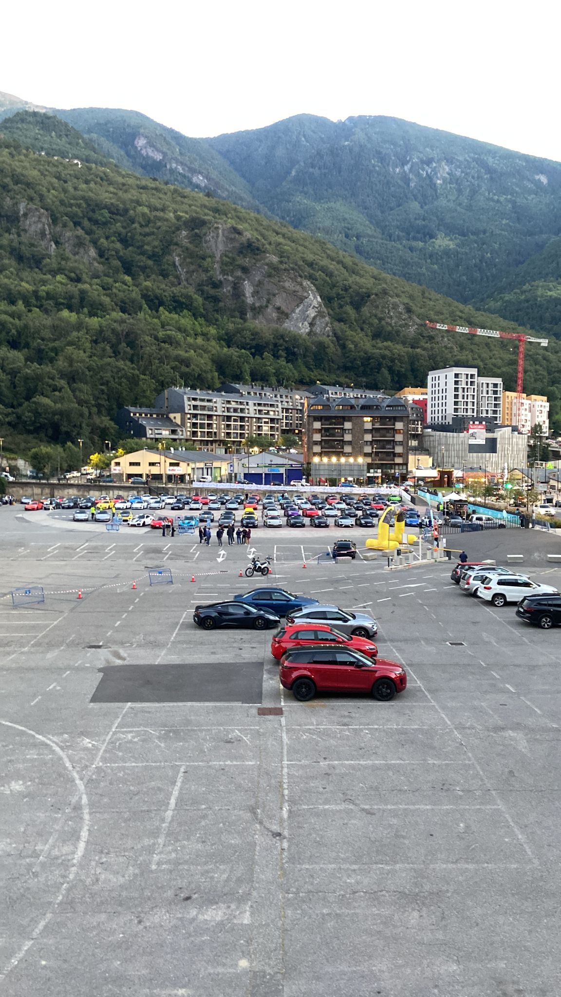 L'aparcament de Prada Casadet, el divendres al vespre durant la benvinguda als participants. L'aparcament de Prada Casadet, el divendres al vespre durant la benvinguda als participants.