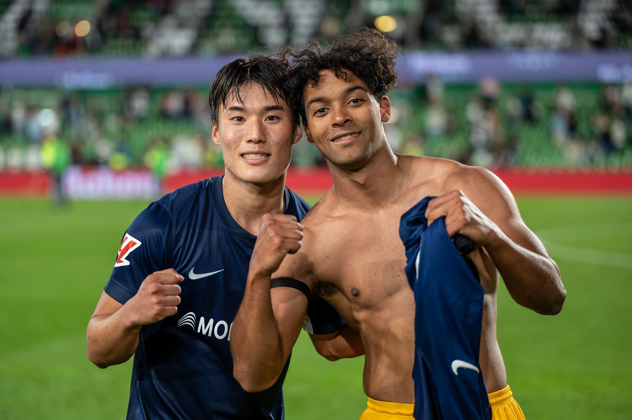 Els dos extrems cedits pel Girona, Minsu i Jastin, de 19 anys, celebrant el triomf. Els dos extrems cedits pel Girona, Minsu i Jastin, de 19 anys, celebrant el triomf.