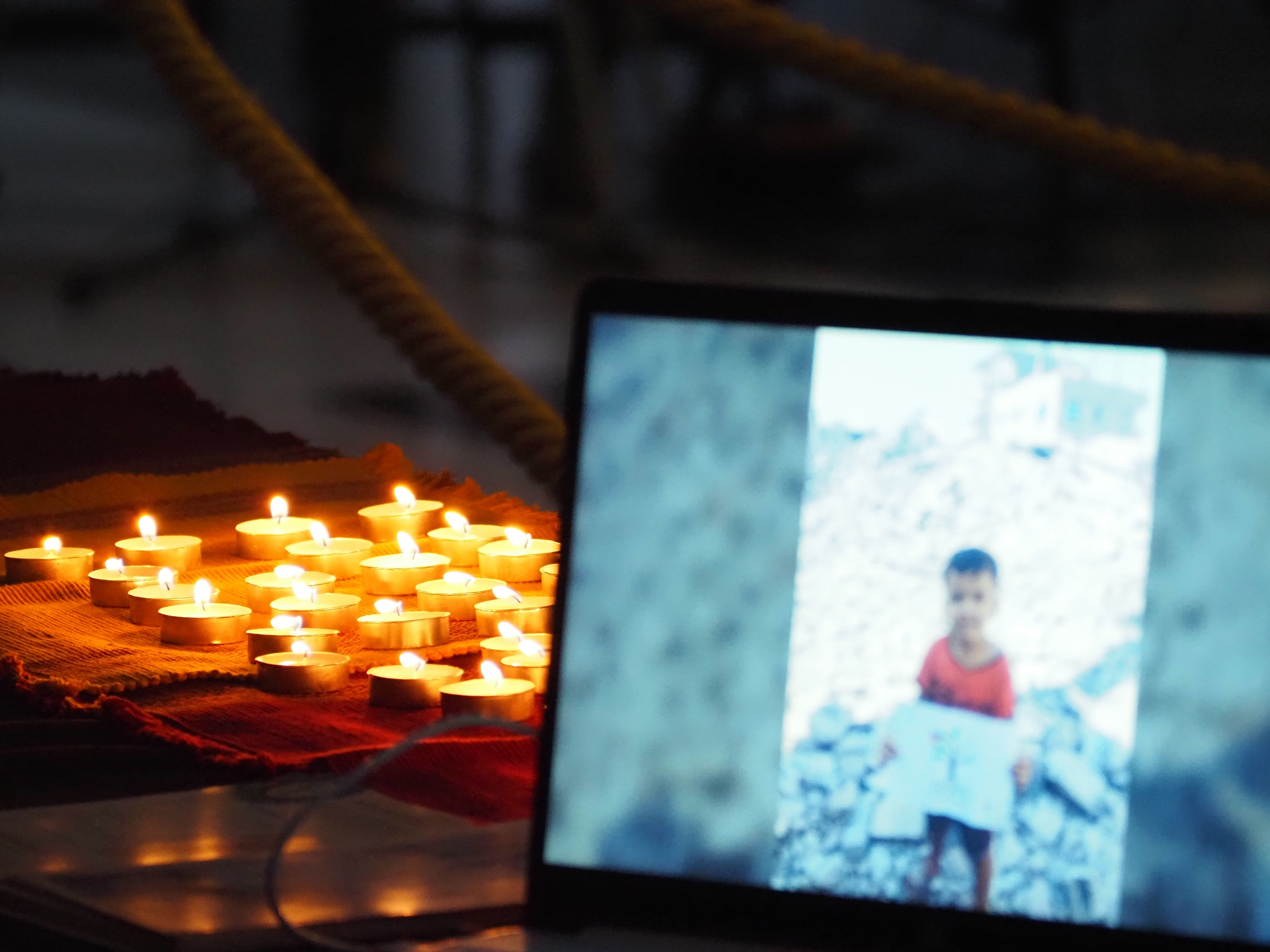 Els assistents han encès espelmes en record de les víctimes palestines.