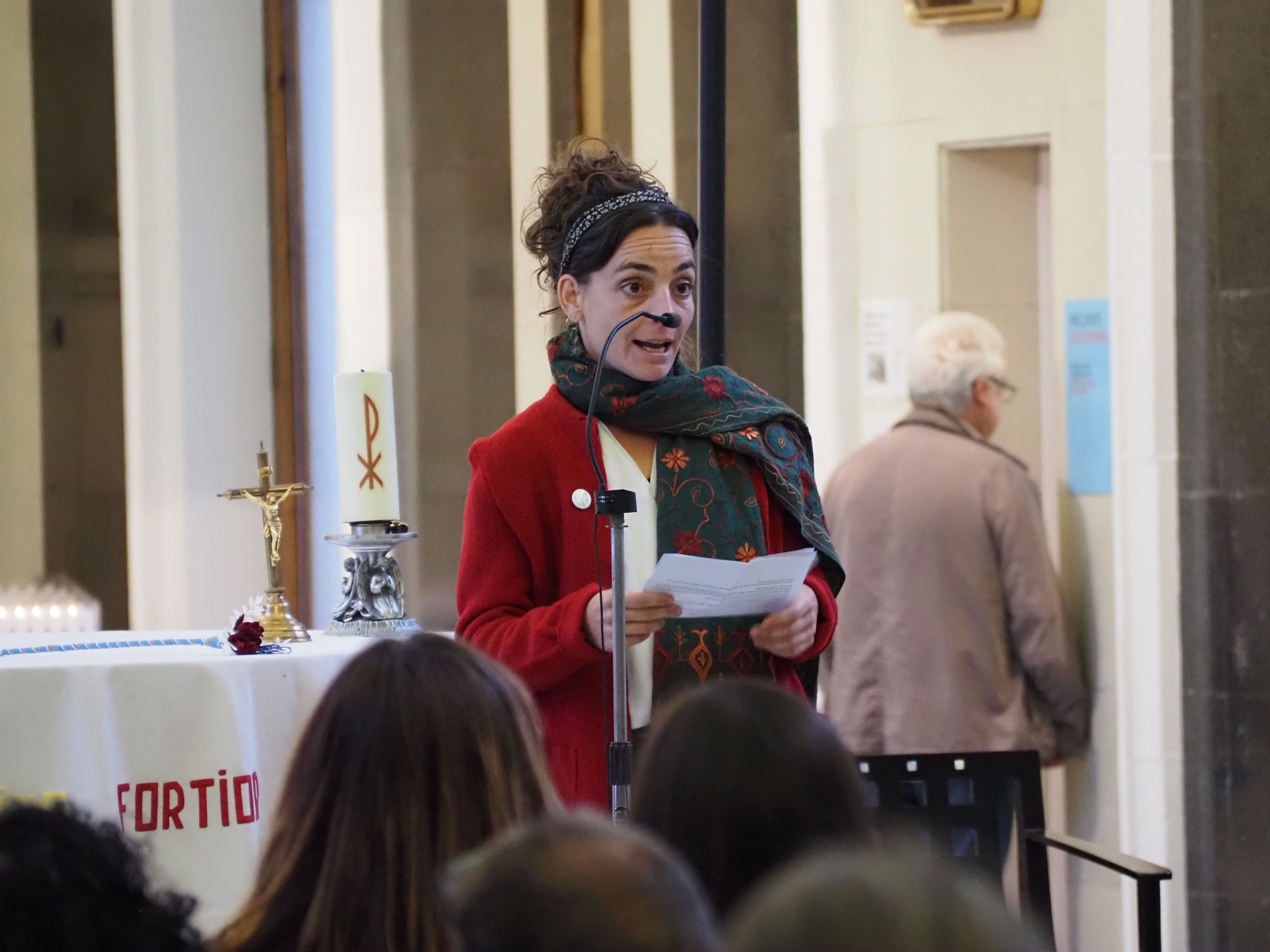 Anaïs Aleix dirigint-se als assistents. Anaïs Aleix dirigint-se als assistents.