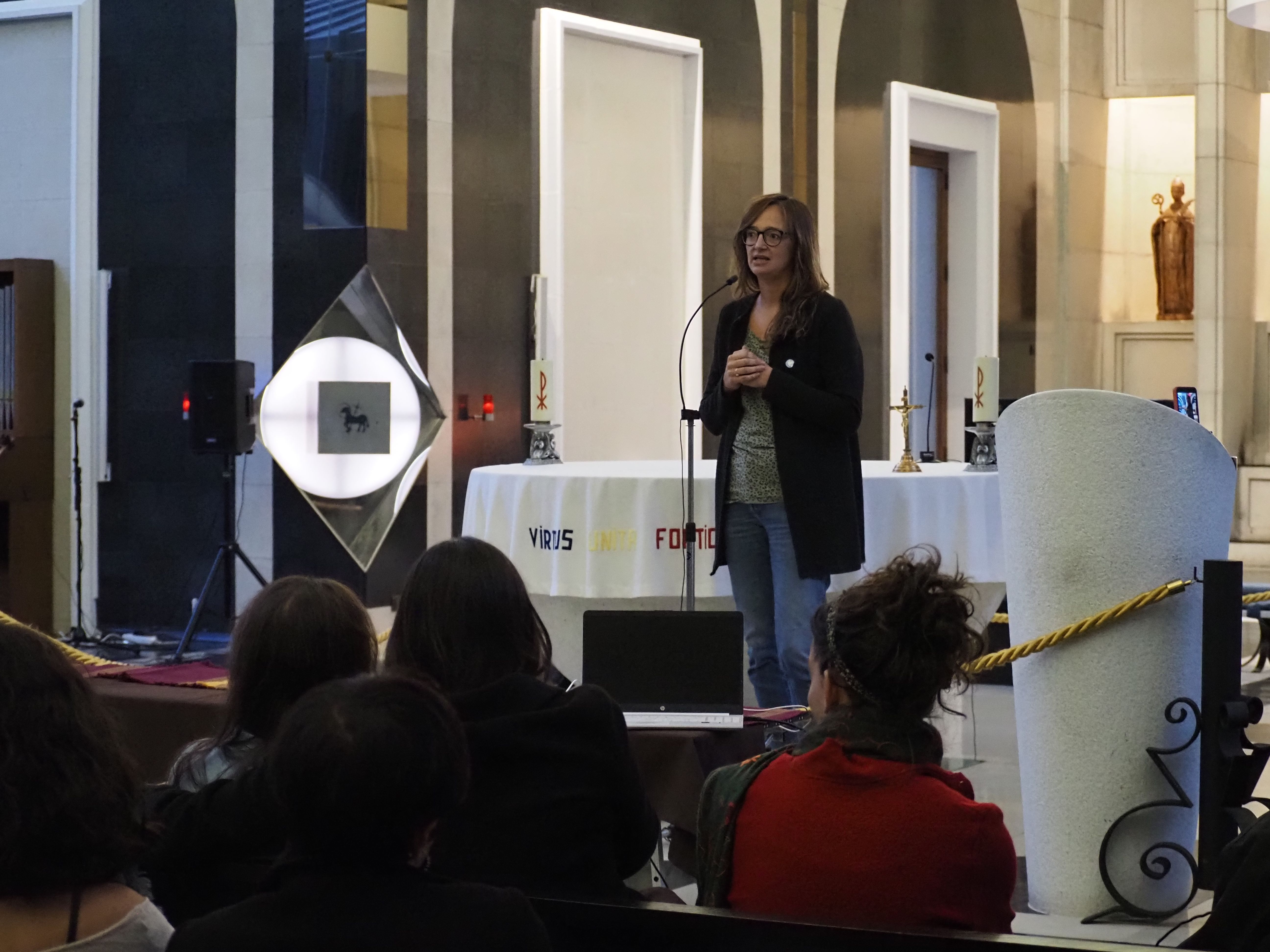 Maria Burgués dirigint-se als assistents. Maria Burgués dirigint-se als assistents.