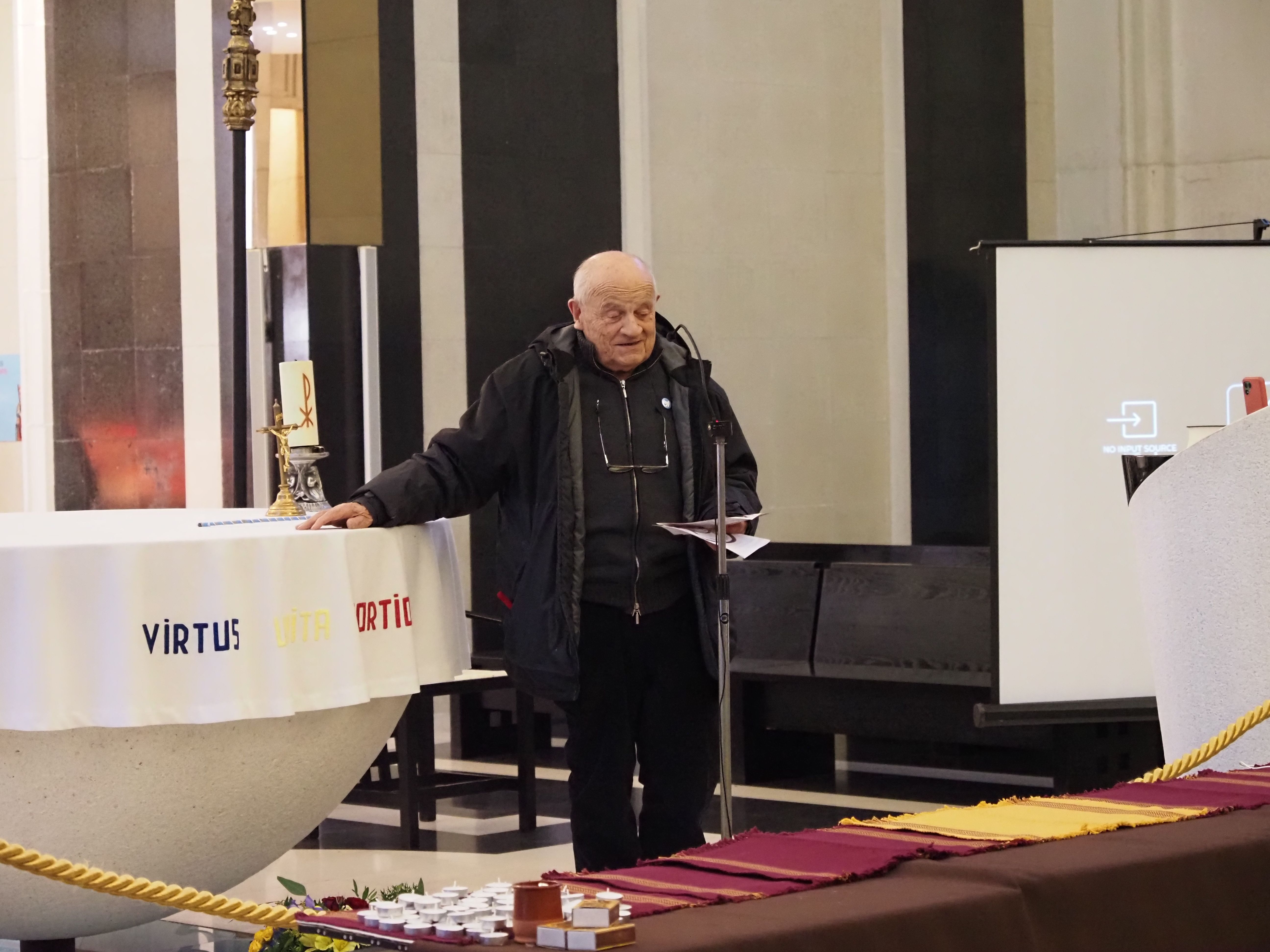 Mossèn Ramon en un moment de l'acte de Hope Palestina. Mossèn Ramon en un moment de l'acte de Hope Palestina.