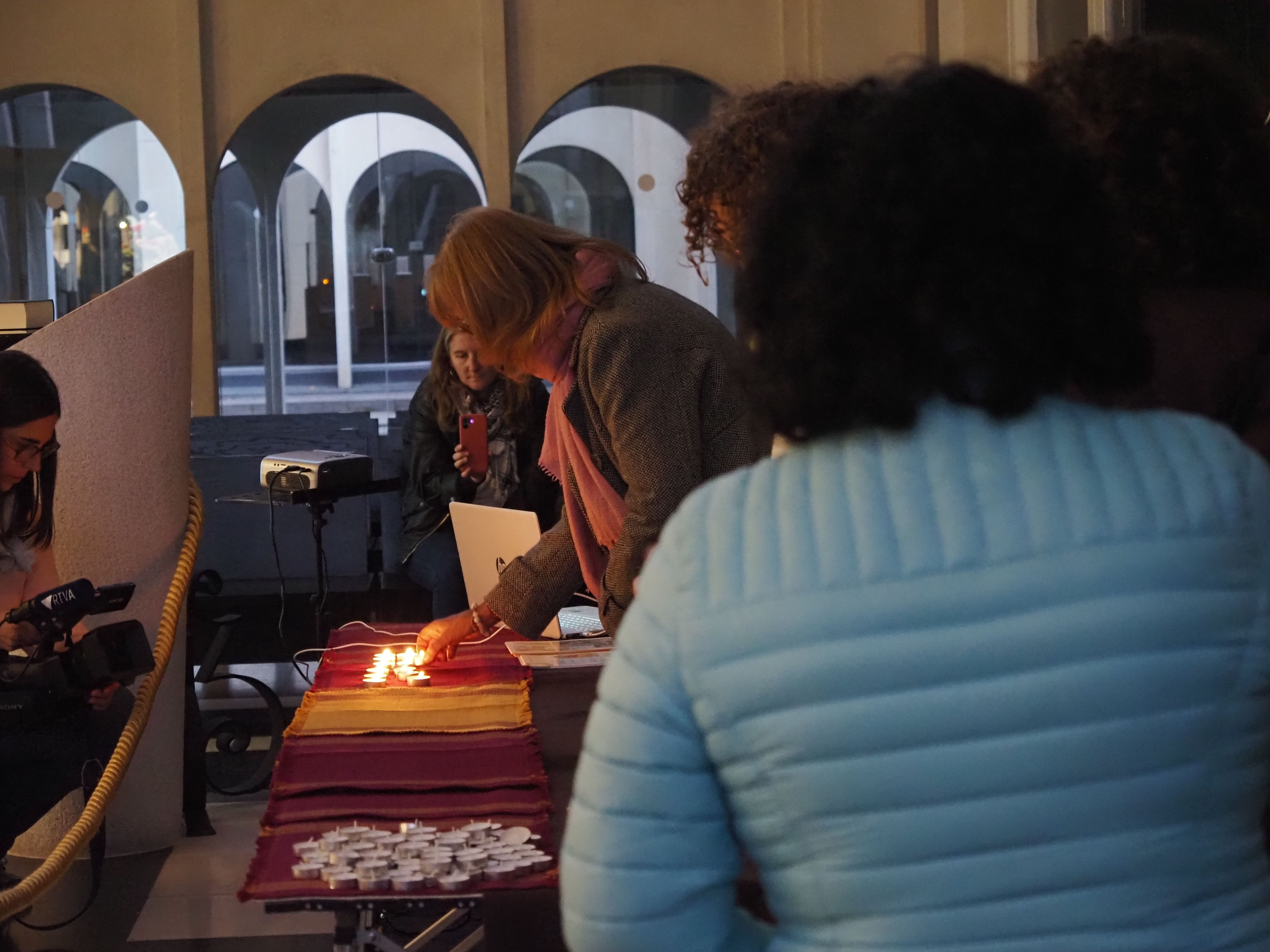 Moment d'encesa d'espelmes. Moment d'encesa d'espelmes.