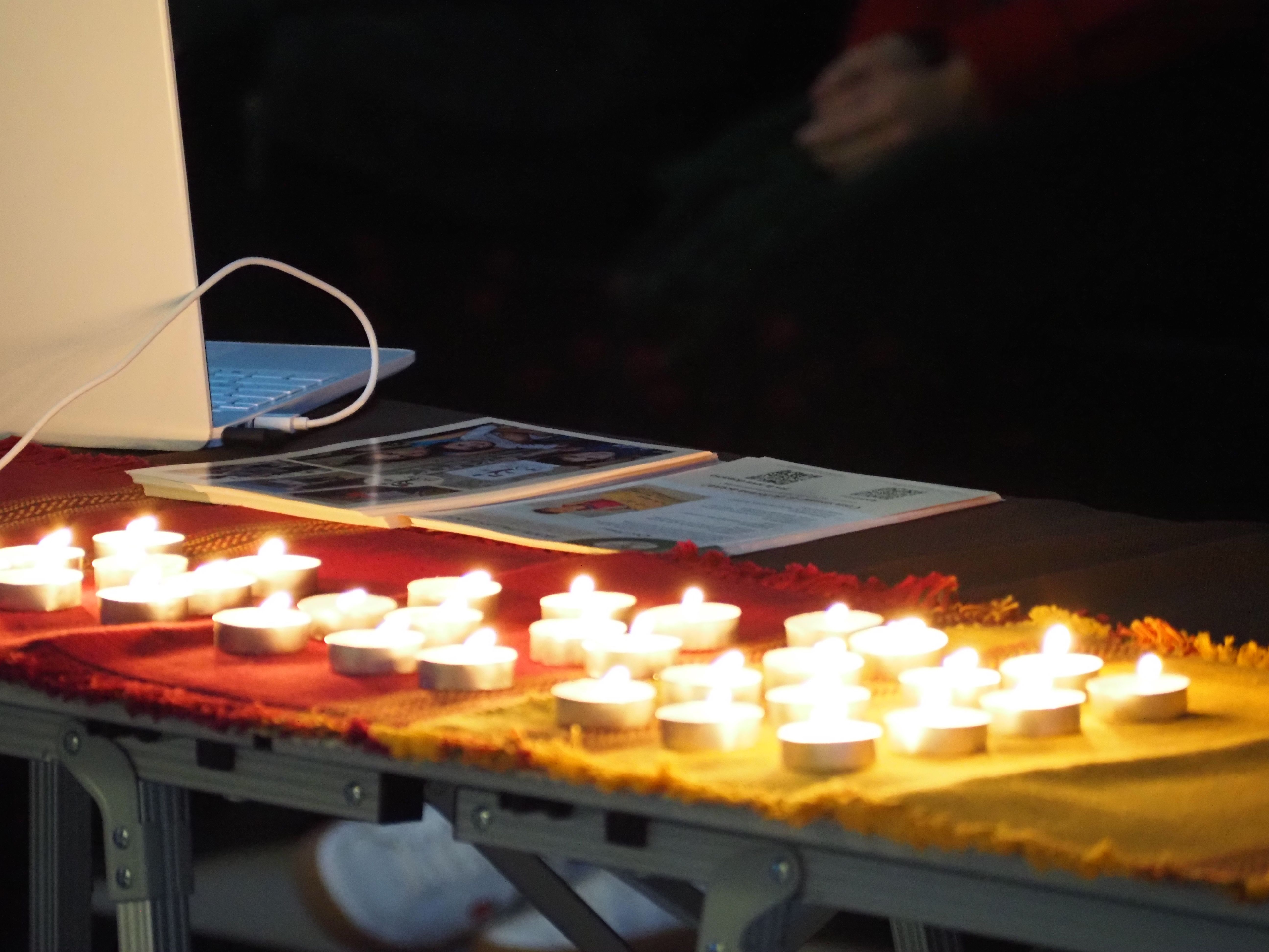 Les espelmes enceses a l'acte de Hope Palestina. Les espelmes enceses a l'acte de Hope Palestina.