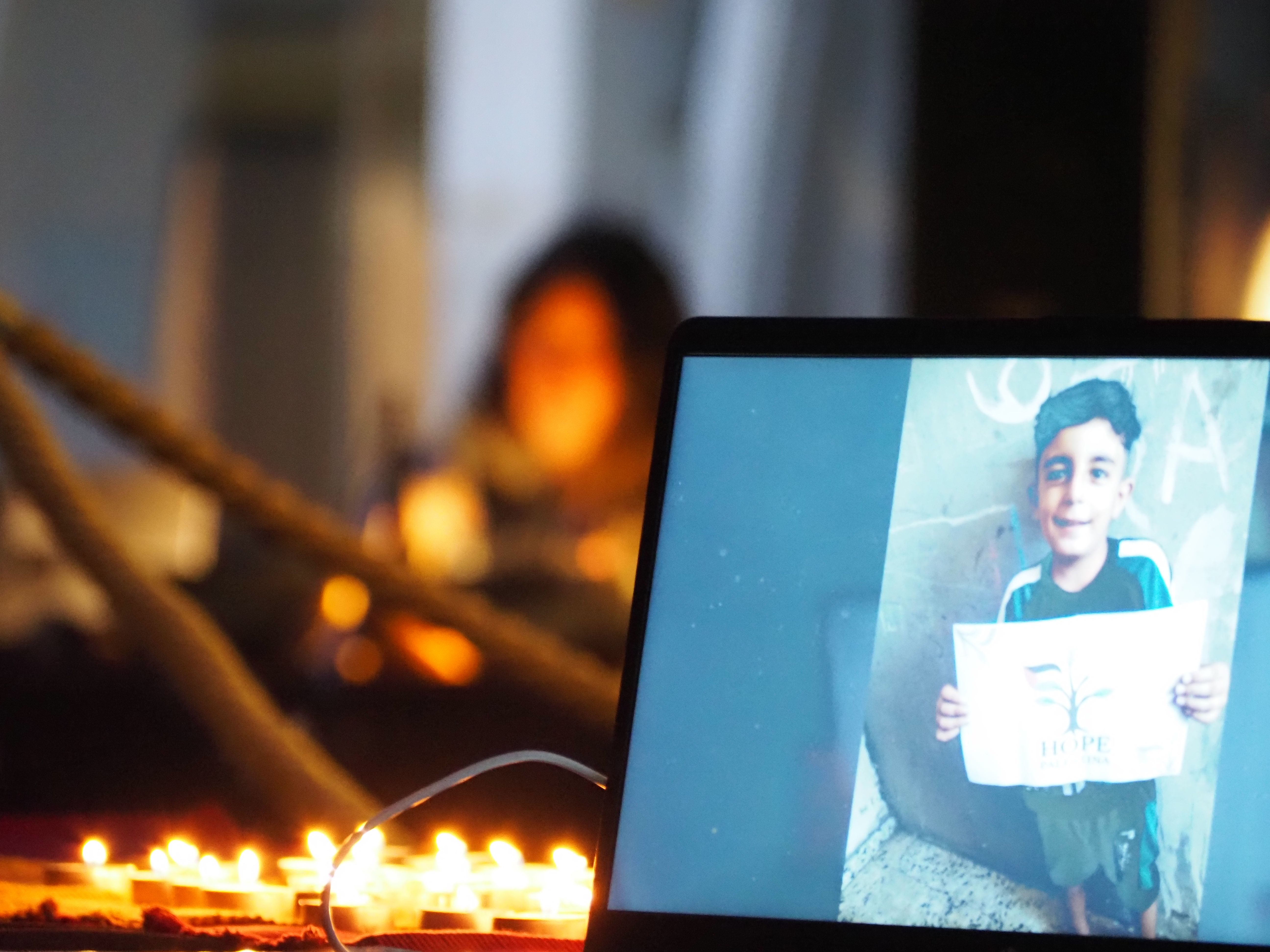 Les espelmes al costat de les imatges d'infants de les famílies ajudades per Hope Palestina. Les espelmes al costat de les imatges d'infants de les famílies ajudades per Hope Palestina.