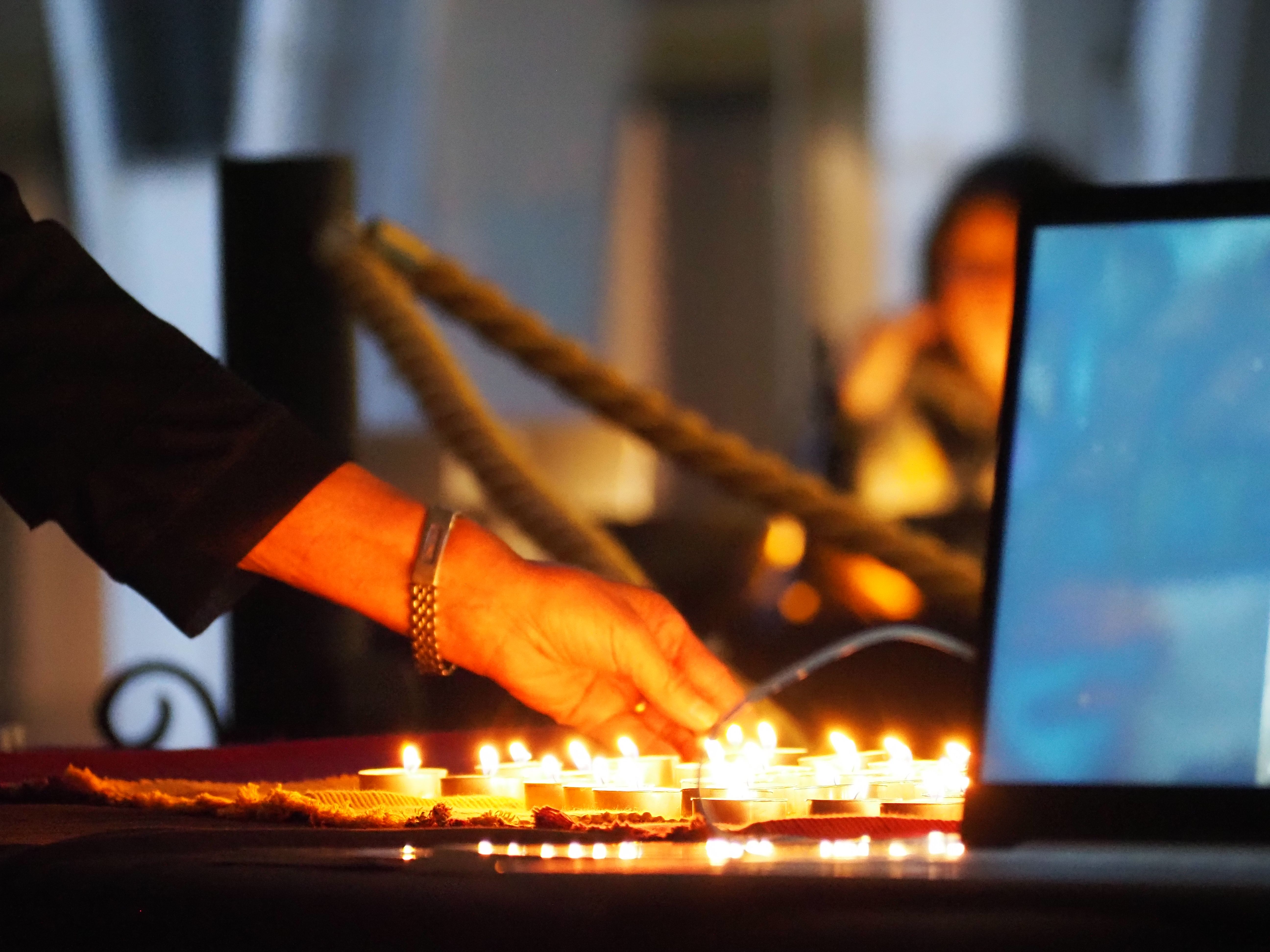 Encesa d'espelmes a l'acte de Hope Palestina. Encesa d'espelmes a l'acte de Hope Palestina.