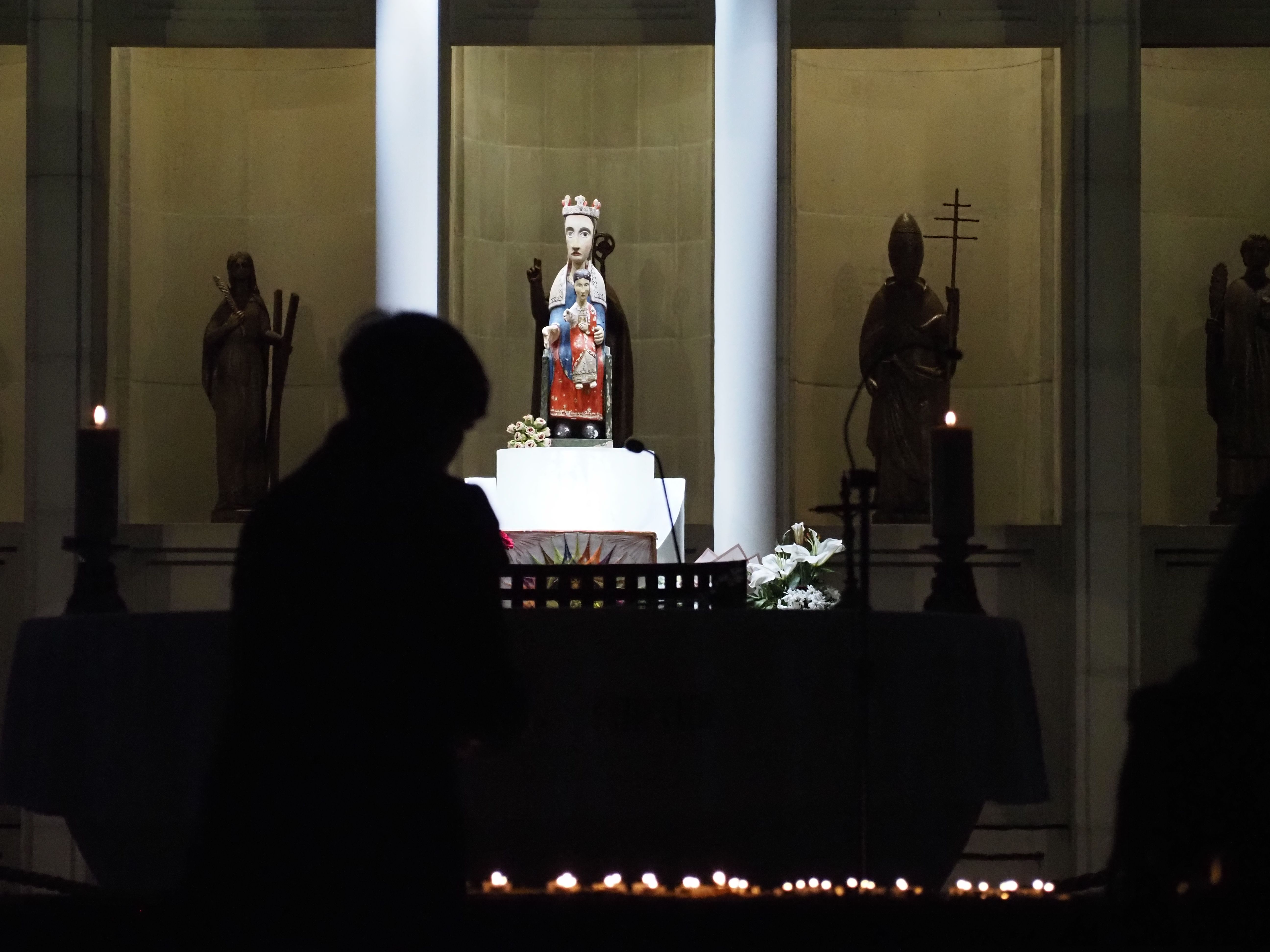 La imatge de la verge de Meritxell, al fons, i l'encesa d'espelmes en primer terme. La imatge de la verge de Meritxell, al fons, i l'encesa d'espelmes en primer terme.