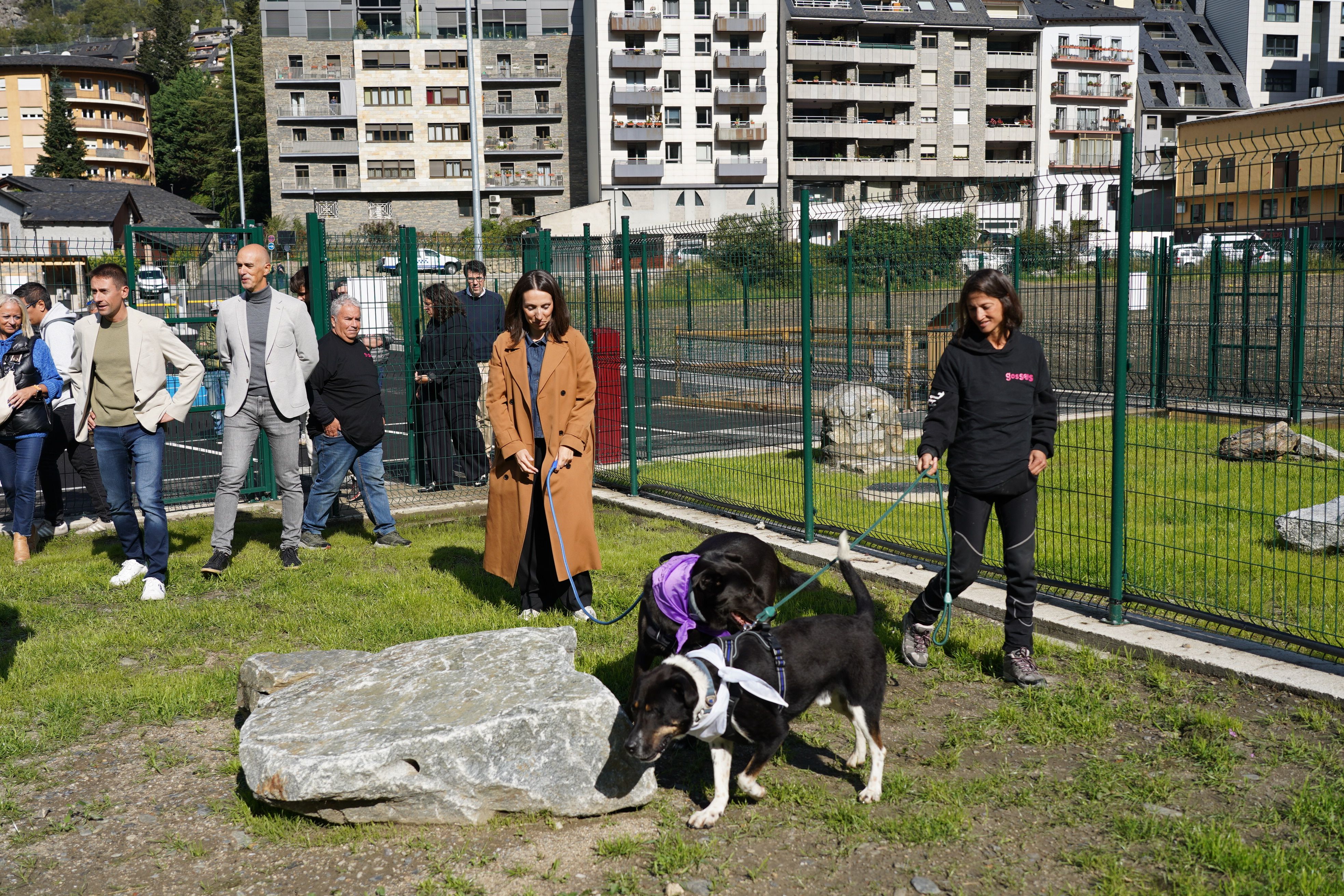 Membres de la corporació i de GosSOS han estrenat el parc caní. Membres de la corporació i de GosSOS han estrenat el parc caní.