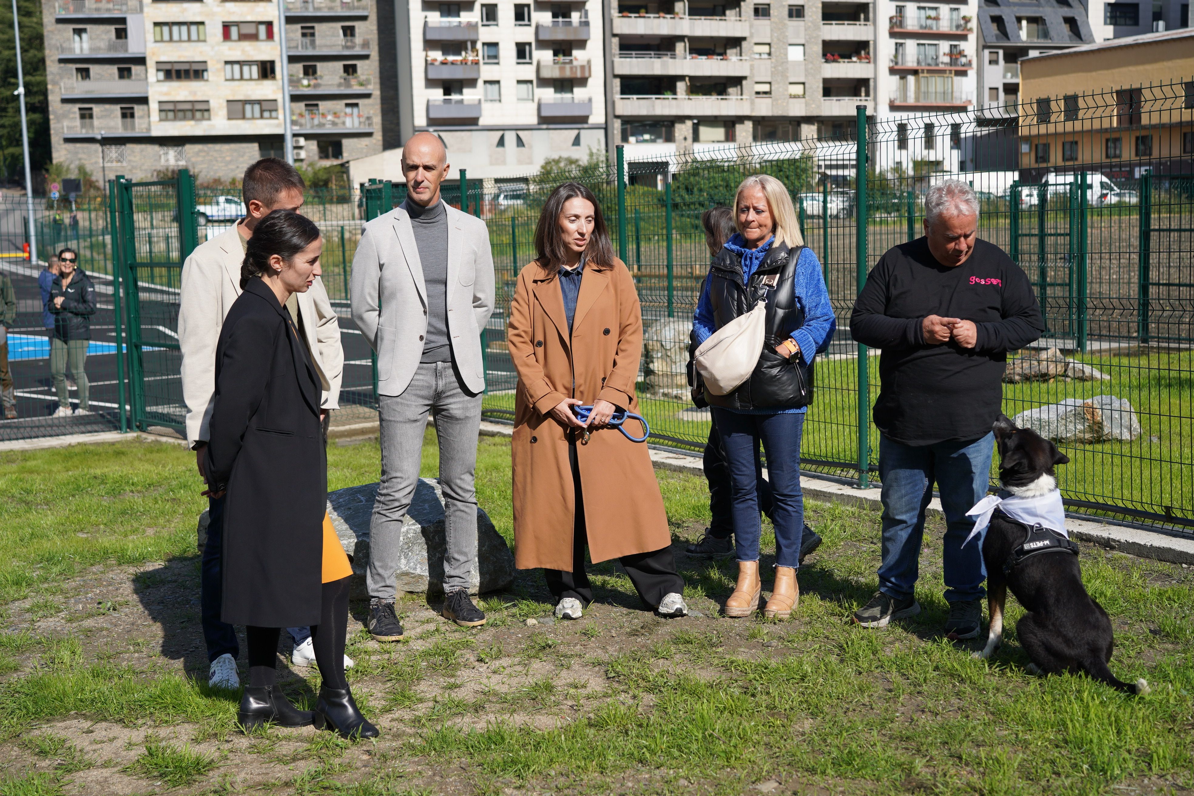 Membres de la corporació i de GosSOS han estrenat el parc caní. Membres de la corporació i de GosSOS han estrenat el parc caní.