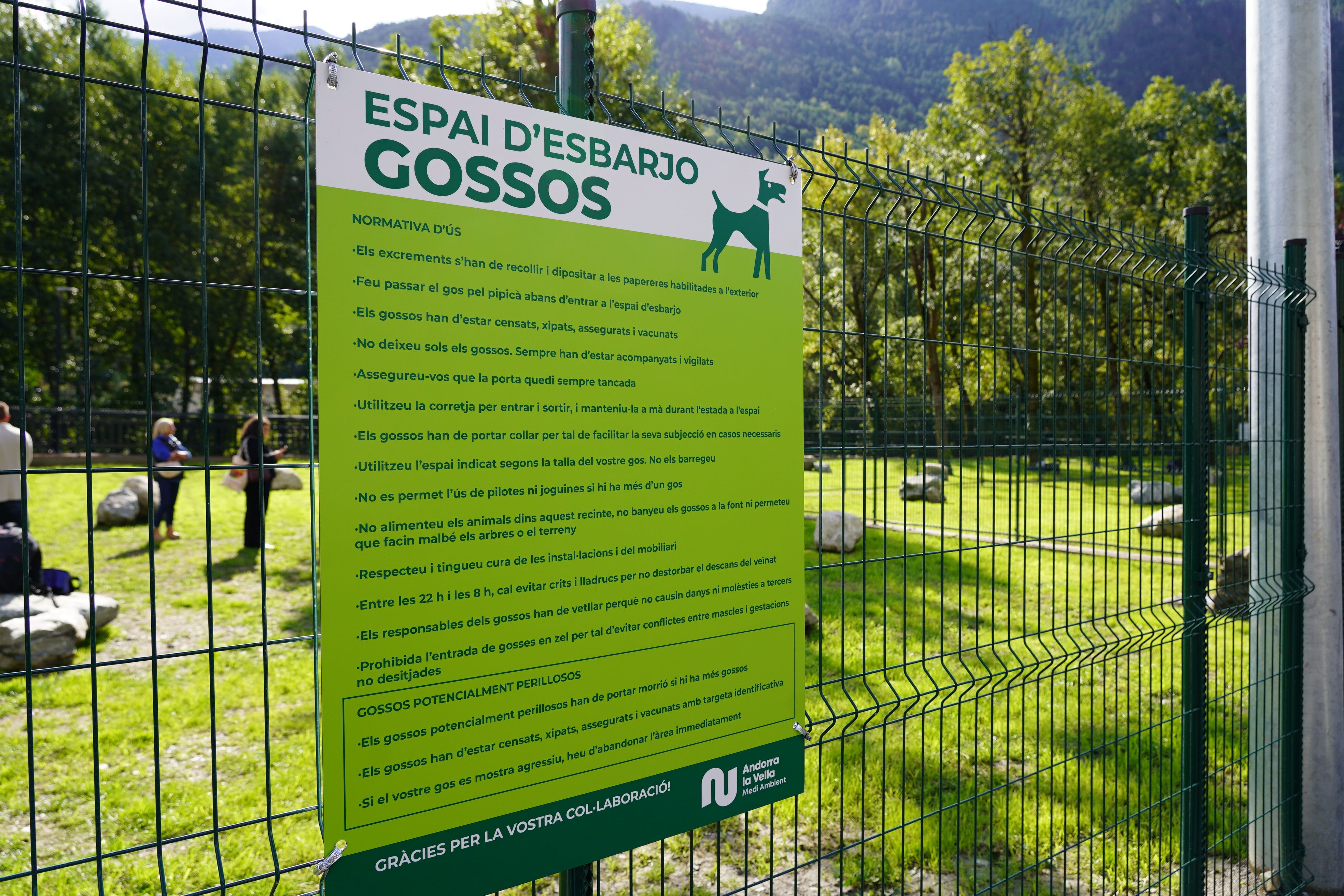 Un cartell indicatiu de les normes d'ús de l'espai. Un cartell indicatiu de les normes d'ús de l'espai.