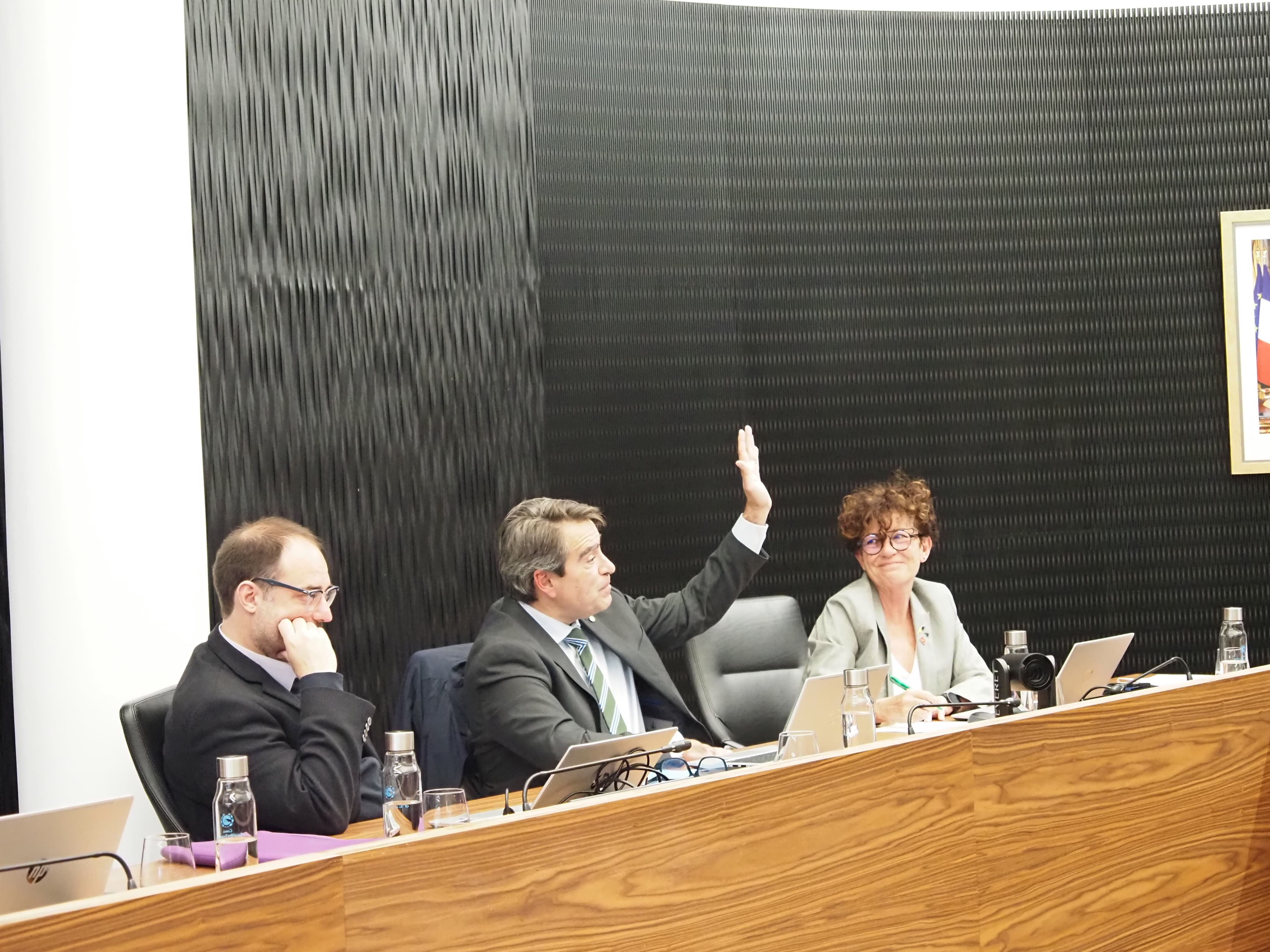 David Pérez votant diferent que la majoria comunal en la darrera sessió de consell de comú a Escaldes.