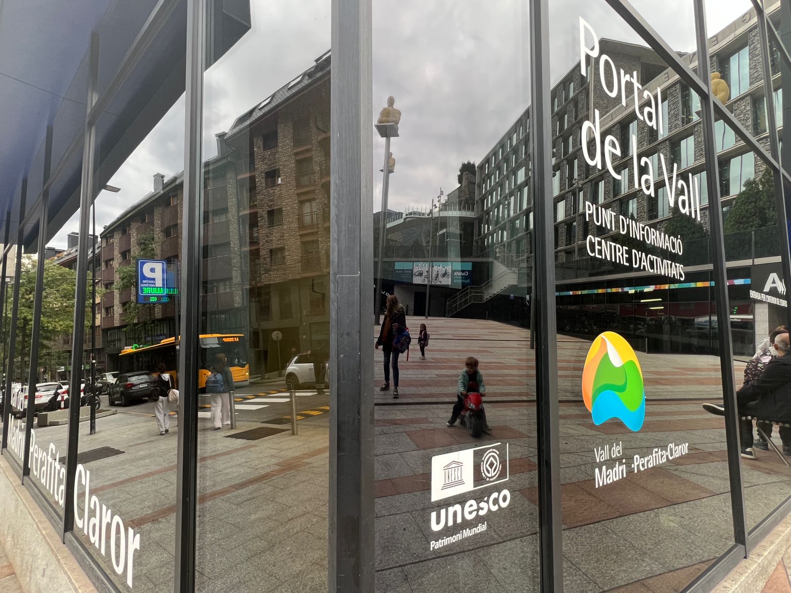 Les dependències de la comissió gestora de la Vall del Madriu-Perafita-Claro fan les maletes d'Andorra la Vella.