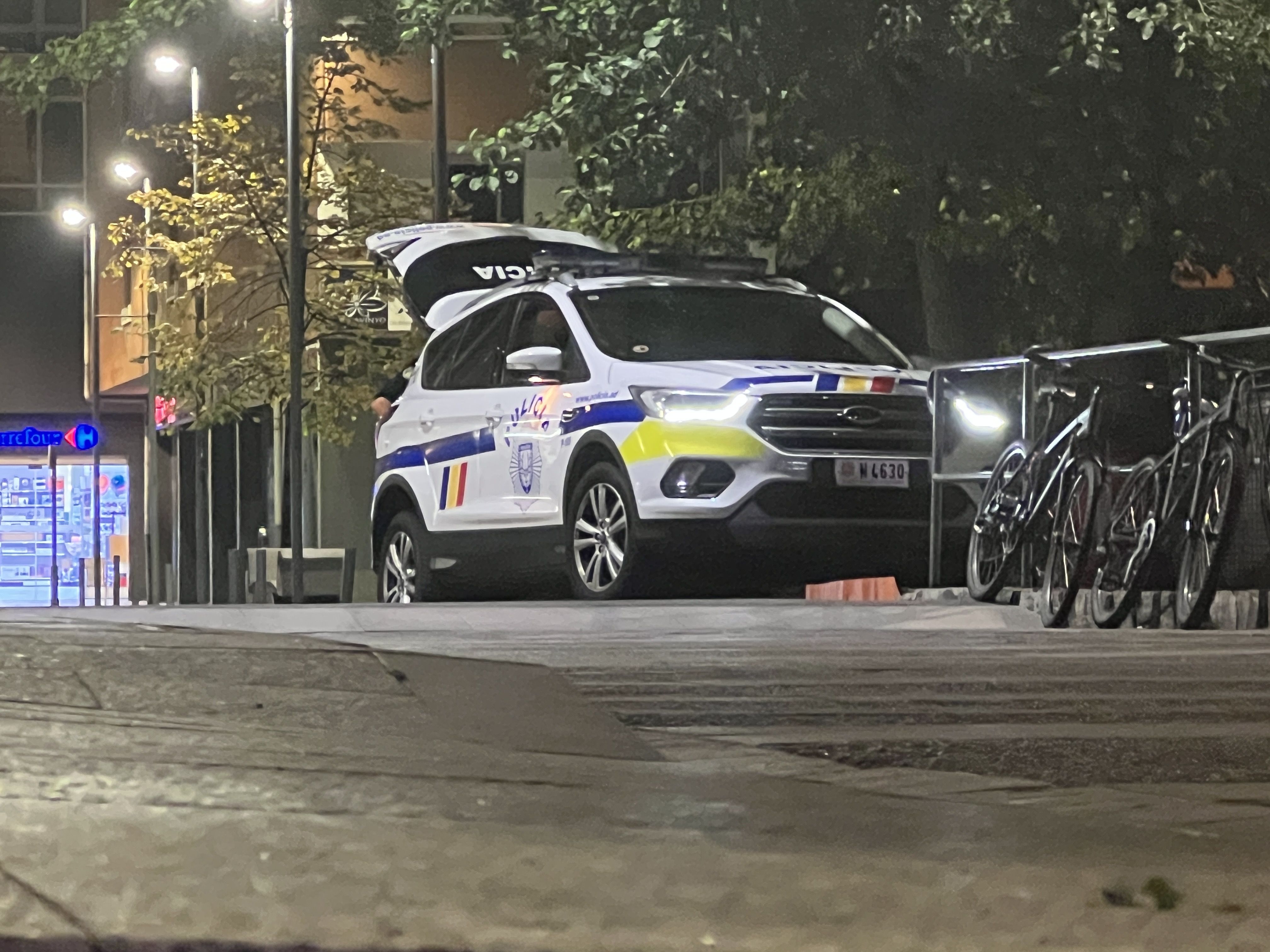 Un dels cotxes policials en ple control.