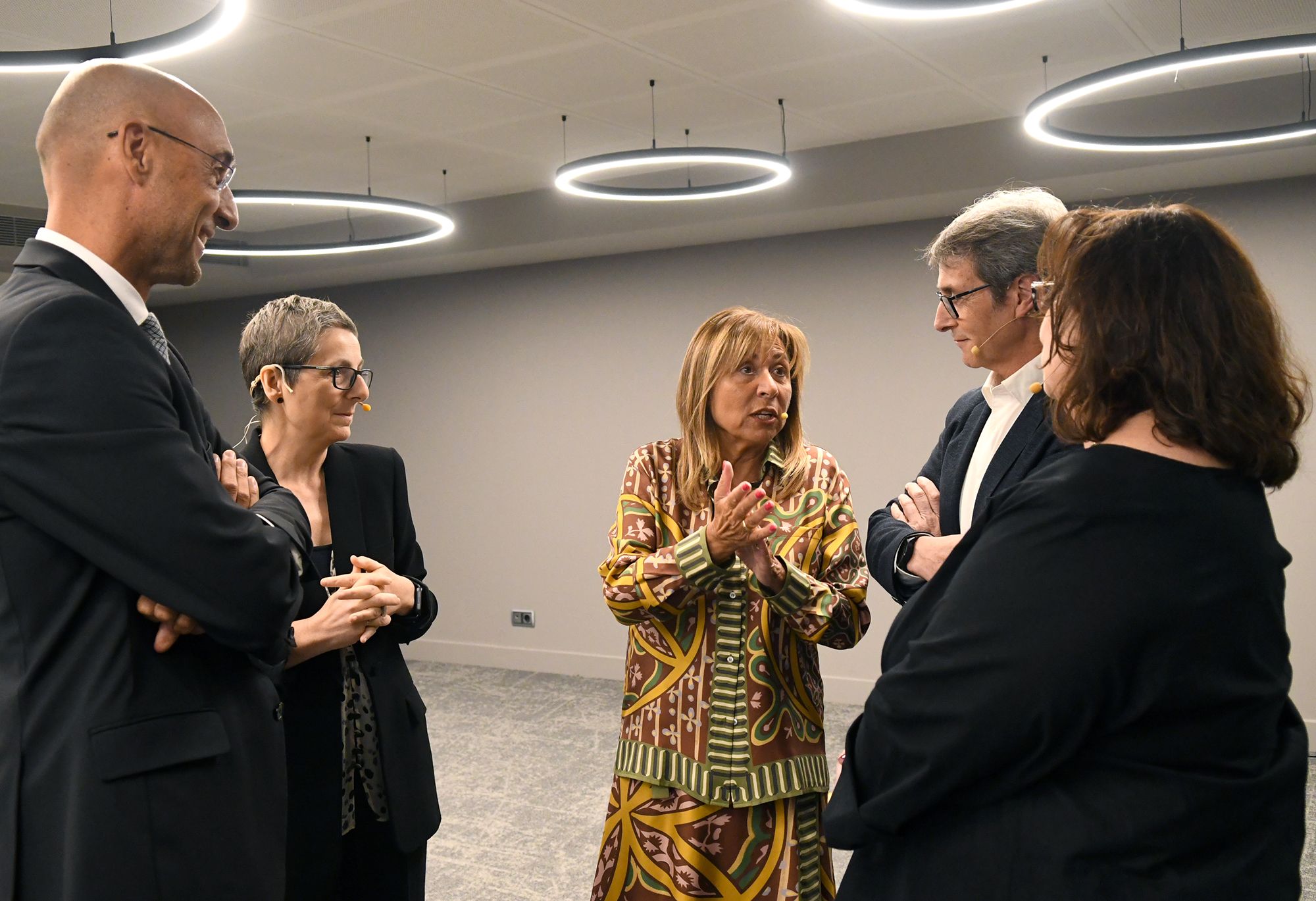 Marsol parla amb el secretari d'Estat, Jordi Puy, i amb els conferenciants de la taula rodona sobre habitatge.
