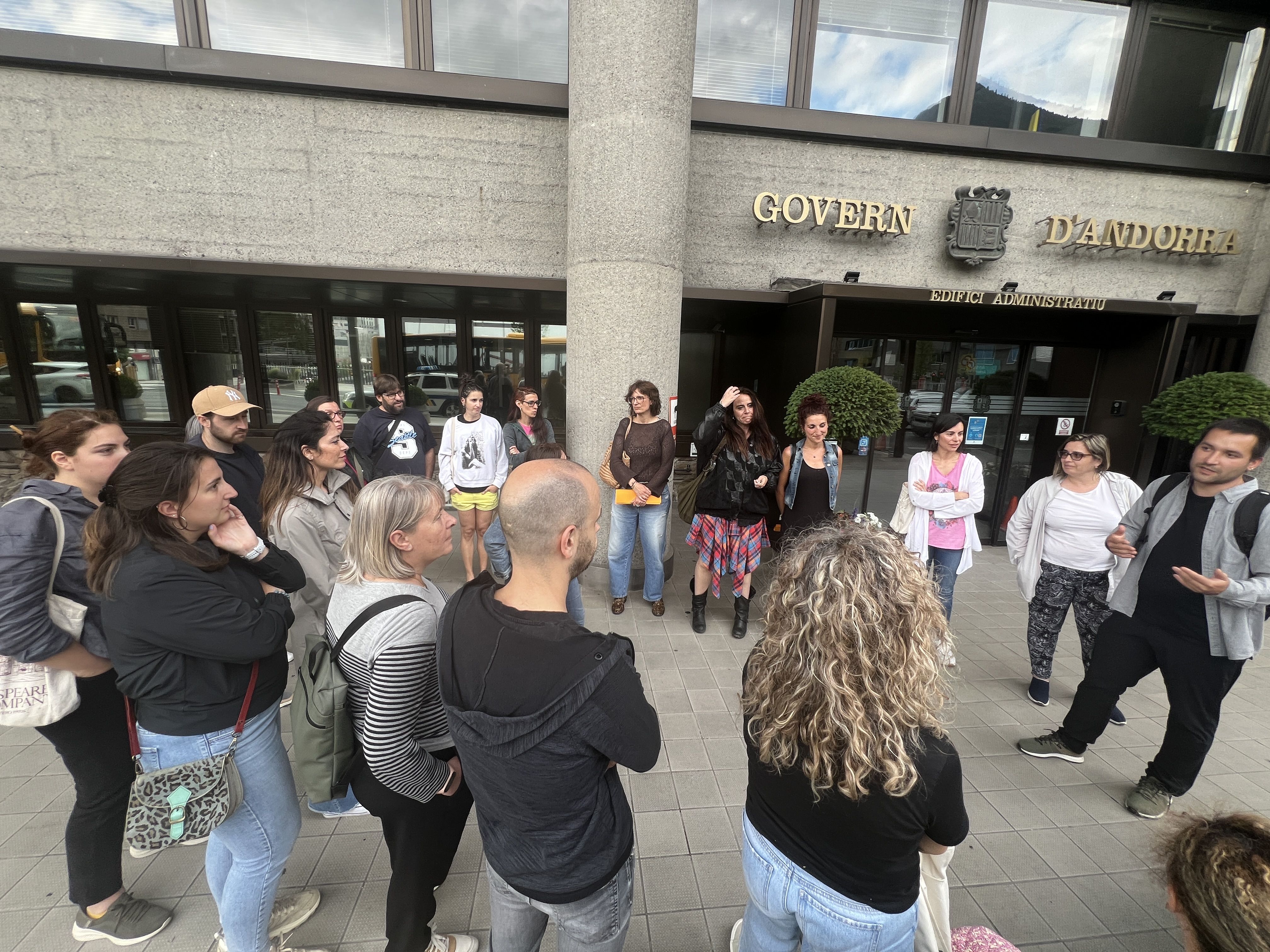 Sergi Esteves (dreta) i altres components del comitè del SEP donant explicacions a docents d'una de les reunions.