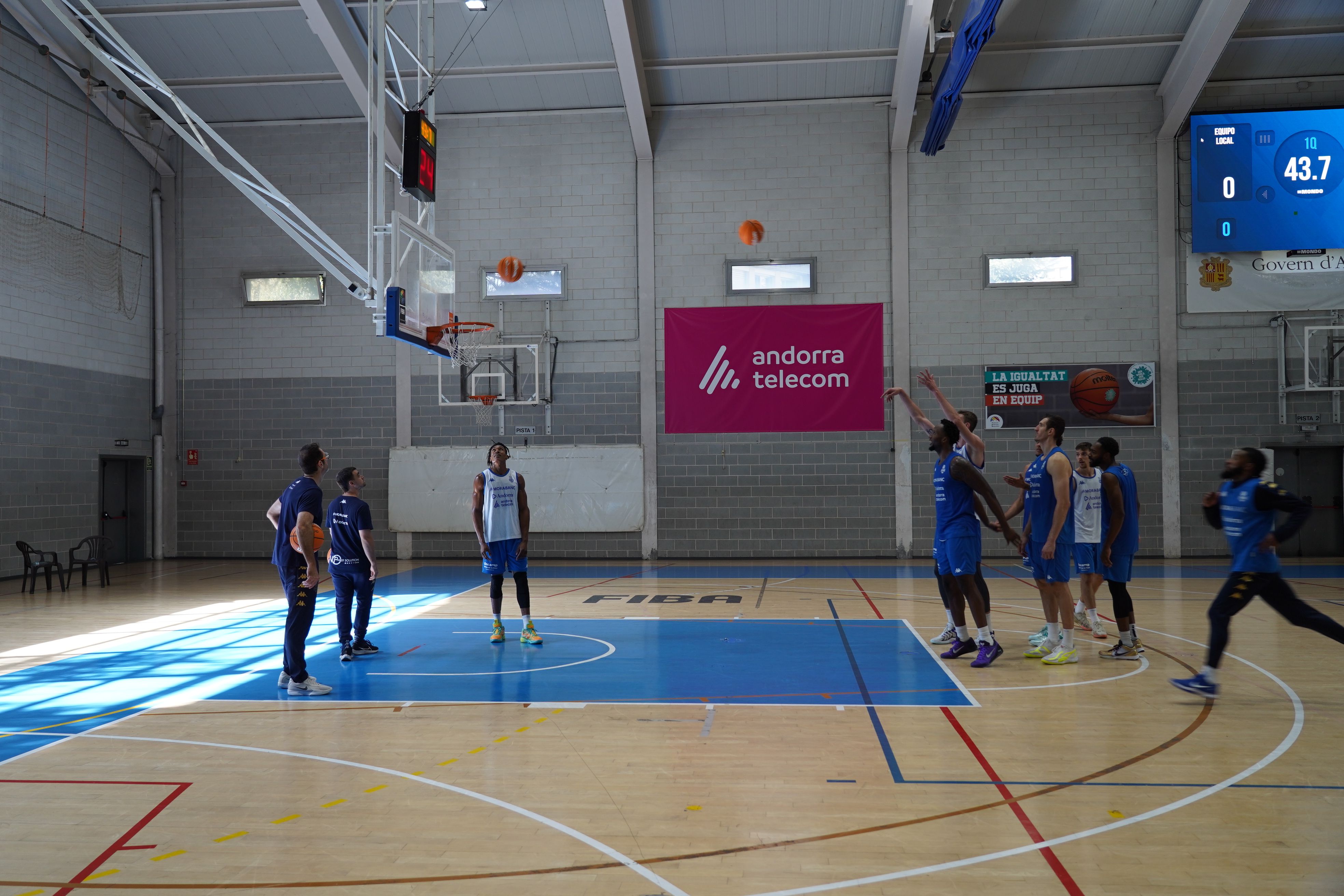 Els jugadors del MoraBanc, treballant el tir a la part final de l'entrenament. Els jugadors del MoraBanc, treballant el tir a la part final de l'entrenament.