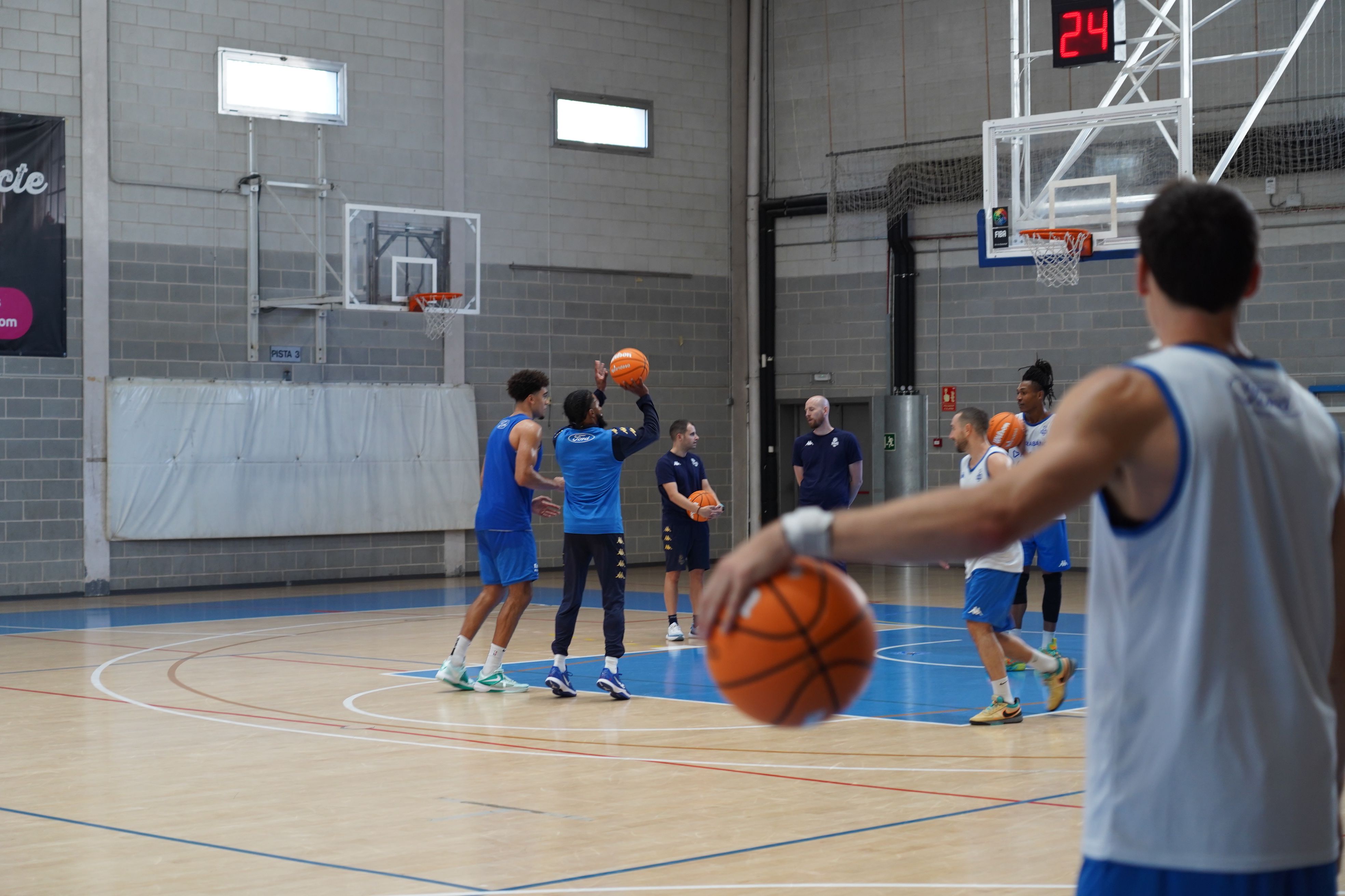 Kyle Kuric, examinant els seu companys. Kyle Kuric, examinant els seu companys.