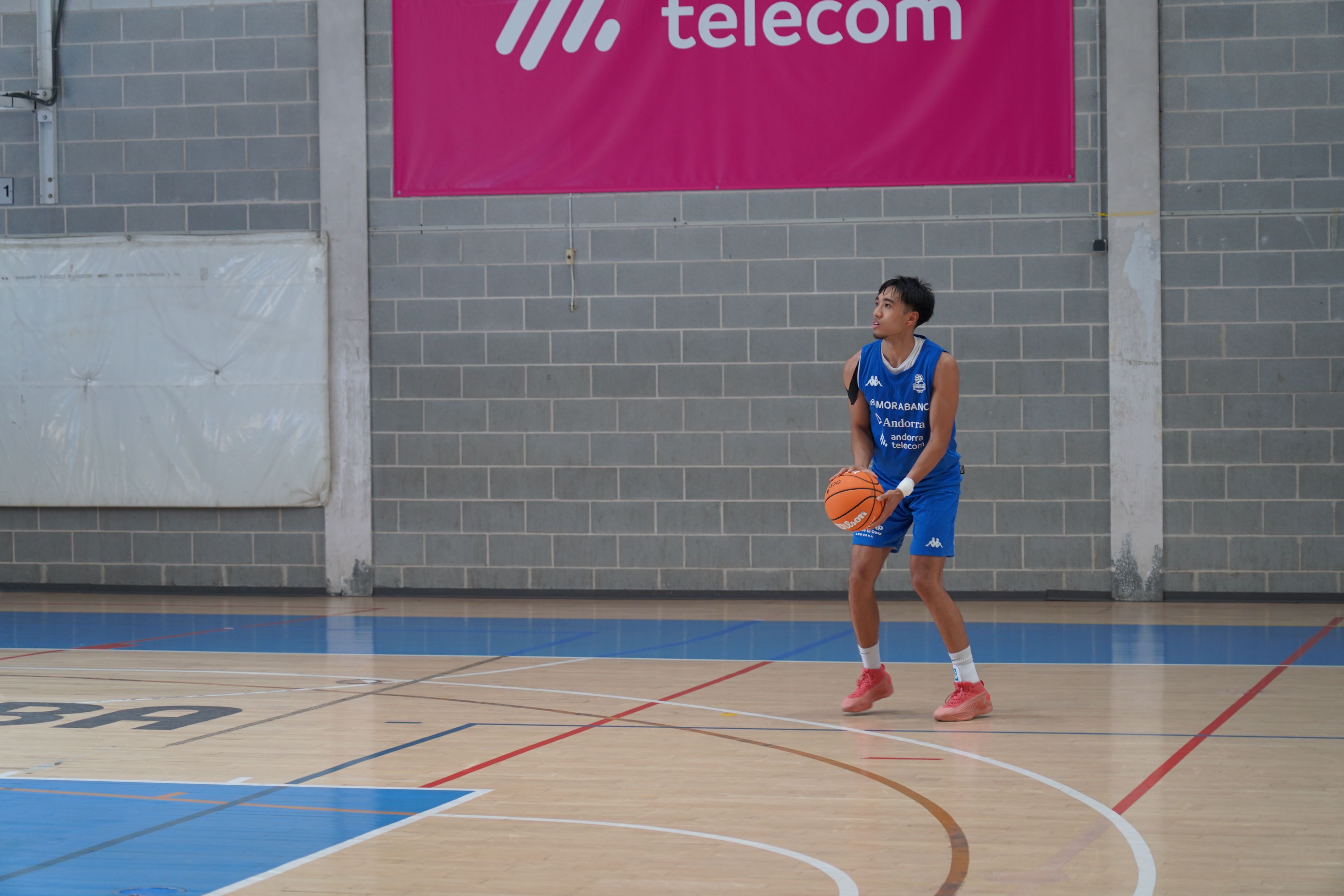 L'andorrà Aaron Ganal, en dinàmica del primer equip davant la baixa d'Okoye. L'andorrà Aaron Ganal, en dinàmica del primer equip davant la baixa d'Okoye.