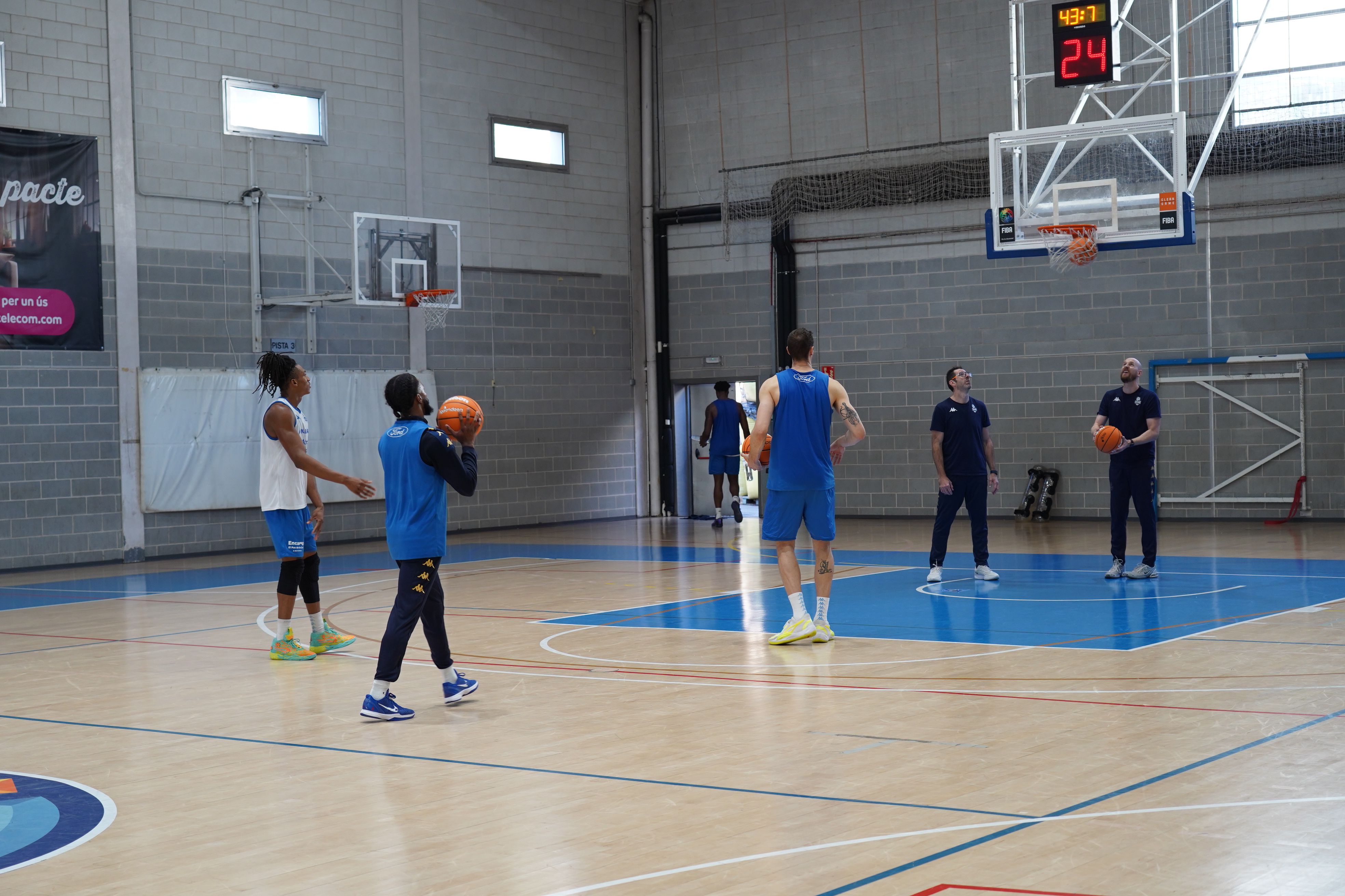Triple d'Yves Pons per acabar l'entrenament. Triple d'Yves Pons per acabar l'entrenament.