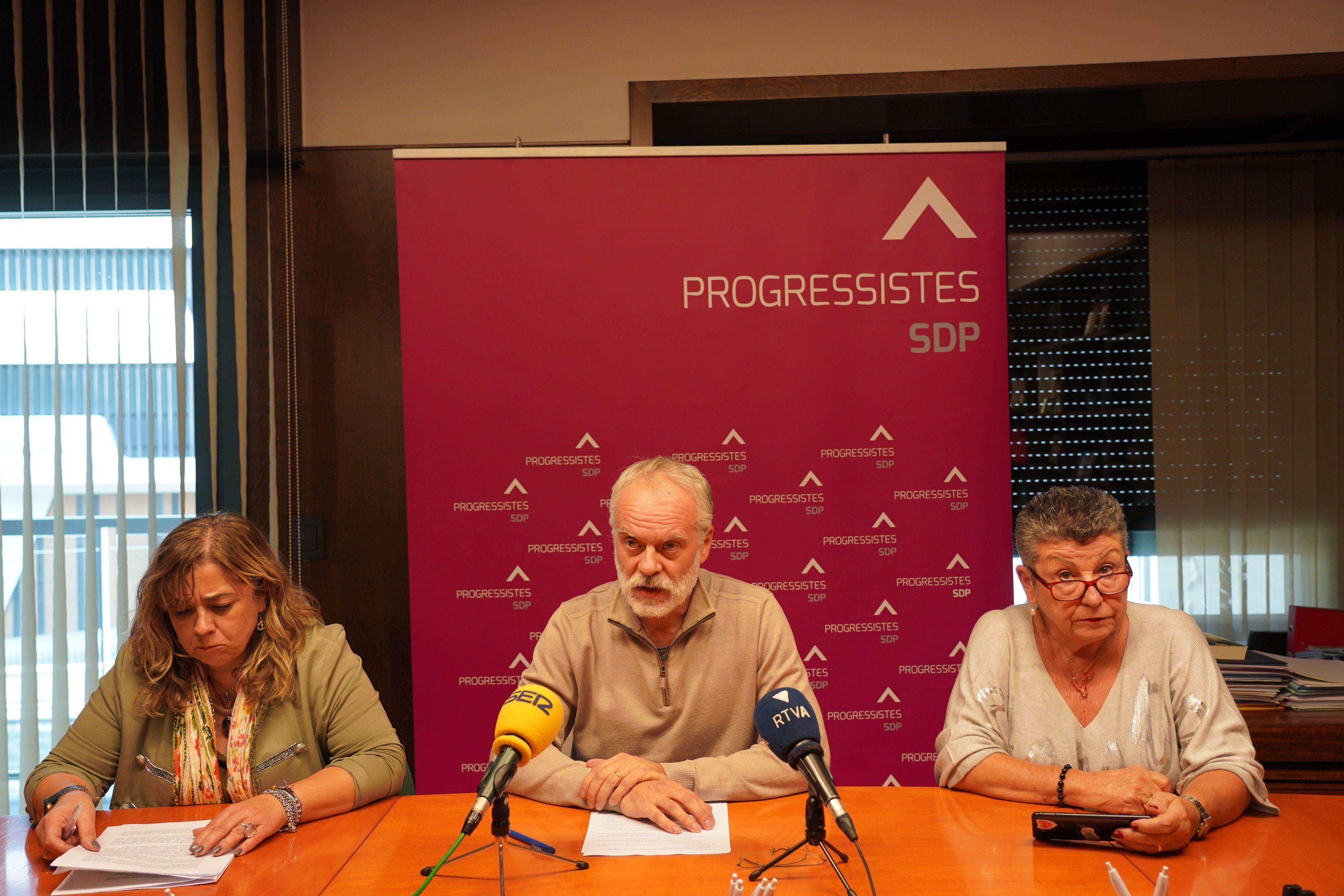 Elisabet Zoppeti, Josep Roig i Cristina Montoliu durant la compareixença.