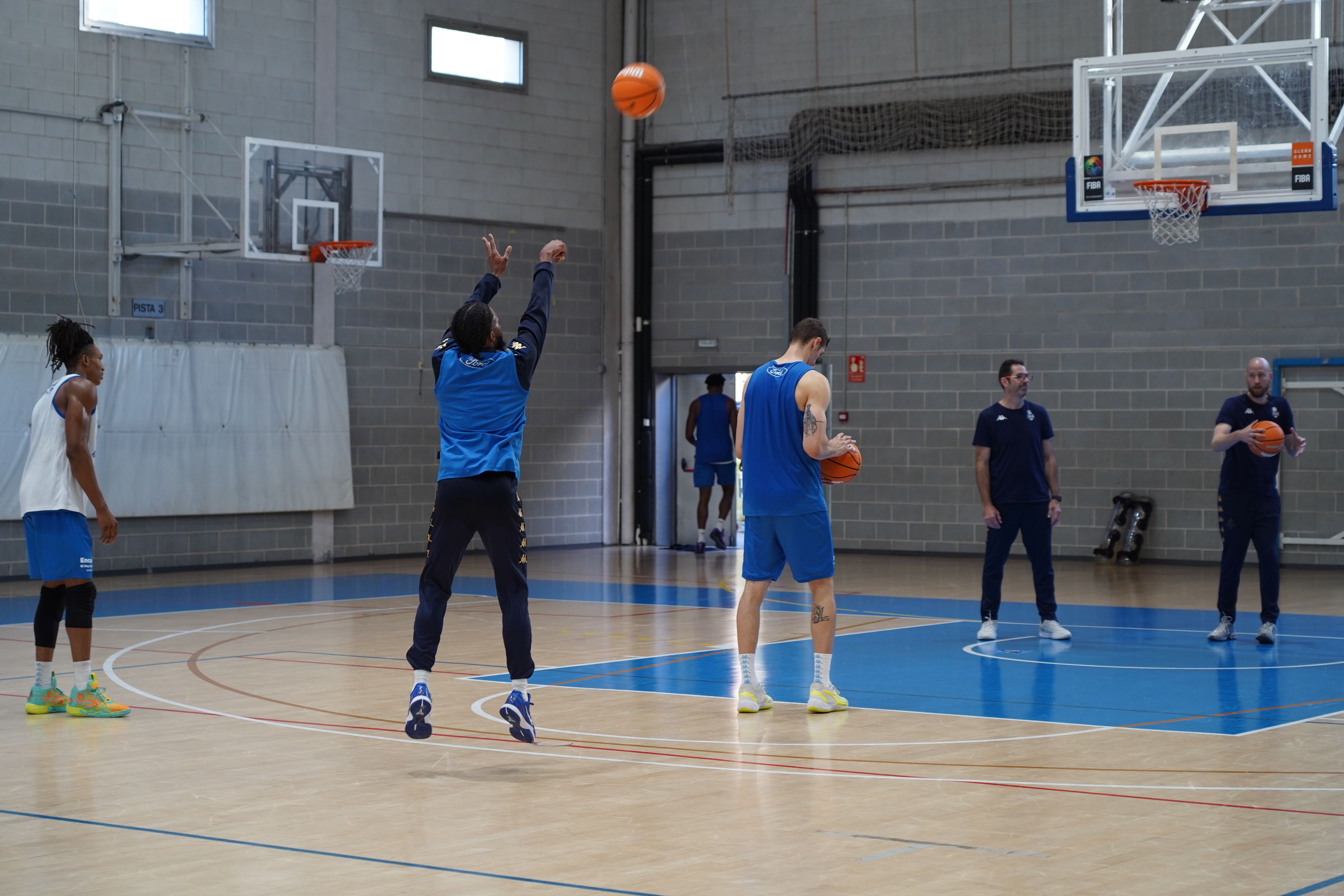 Shannon Evans, a la línia de tres en acabar l'entrenament.