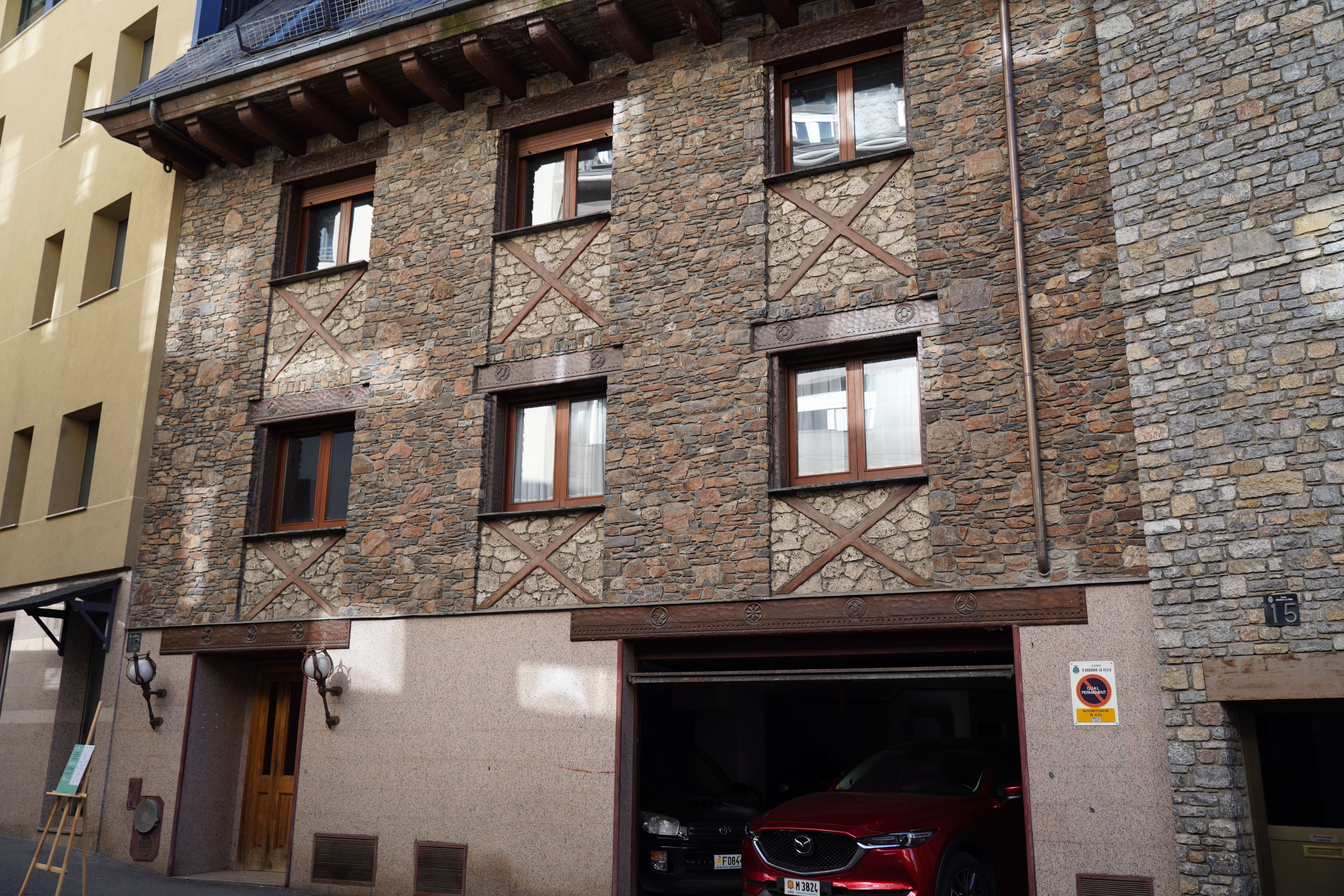 Imatge de l'immoble que es reformarà i acollirà 18 pisos per a la gent gran.