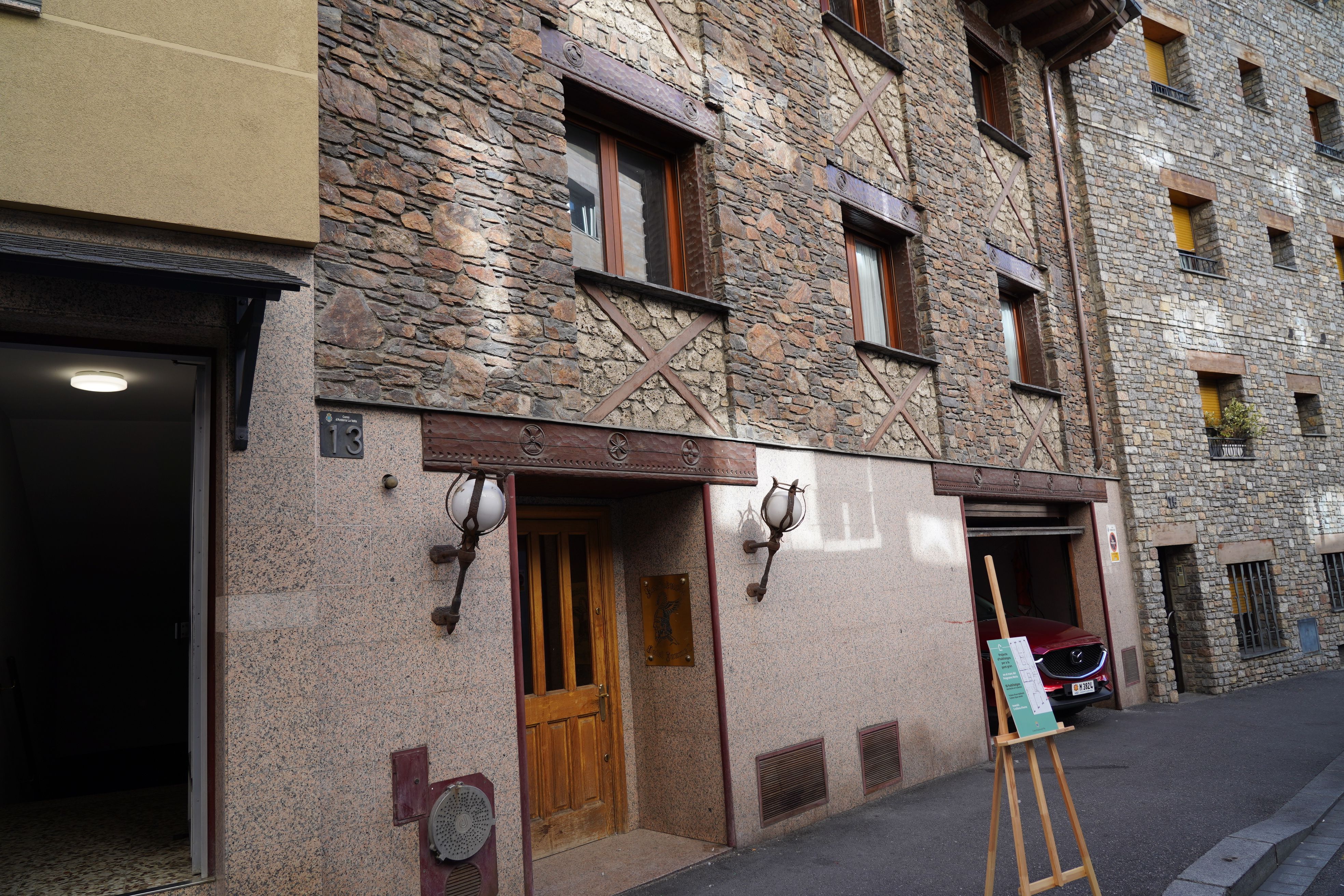 L'immoble que acollirà els pisos per a la gent gran a Roureda de Sansa.