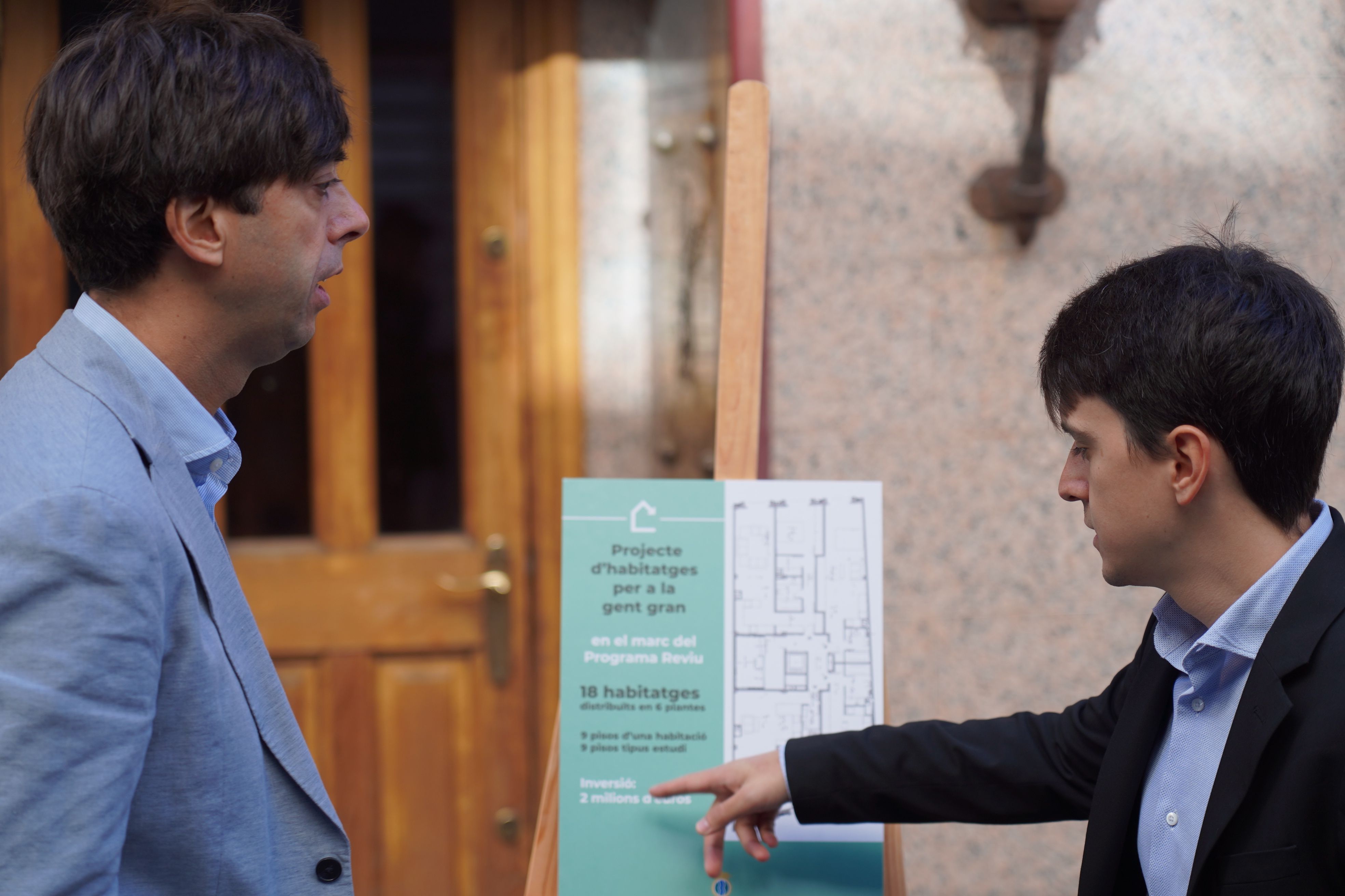 Sergi González i Marc Torrent durant la presentació del projecte de pisos per a la gent gran a Roureda de Sansa. Sergi González i Marc Torrent durant la presentació del projecte de pisos per a la gent gran a Roureda de Sansa.