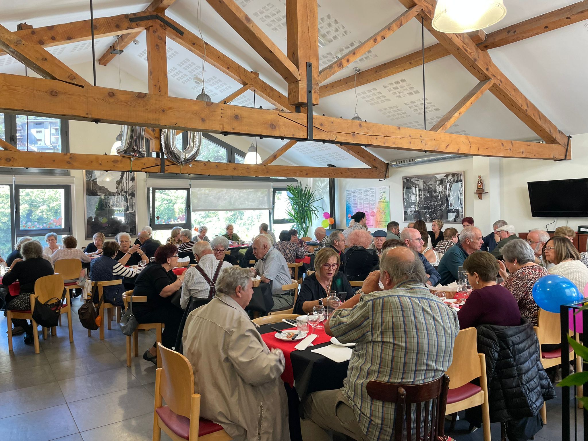 Padrins reunits a la Llar de Lòria.