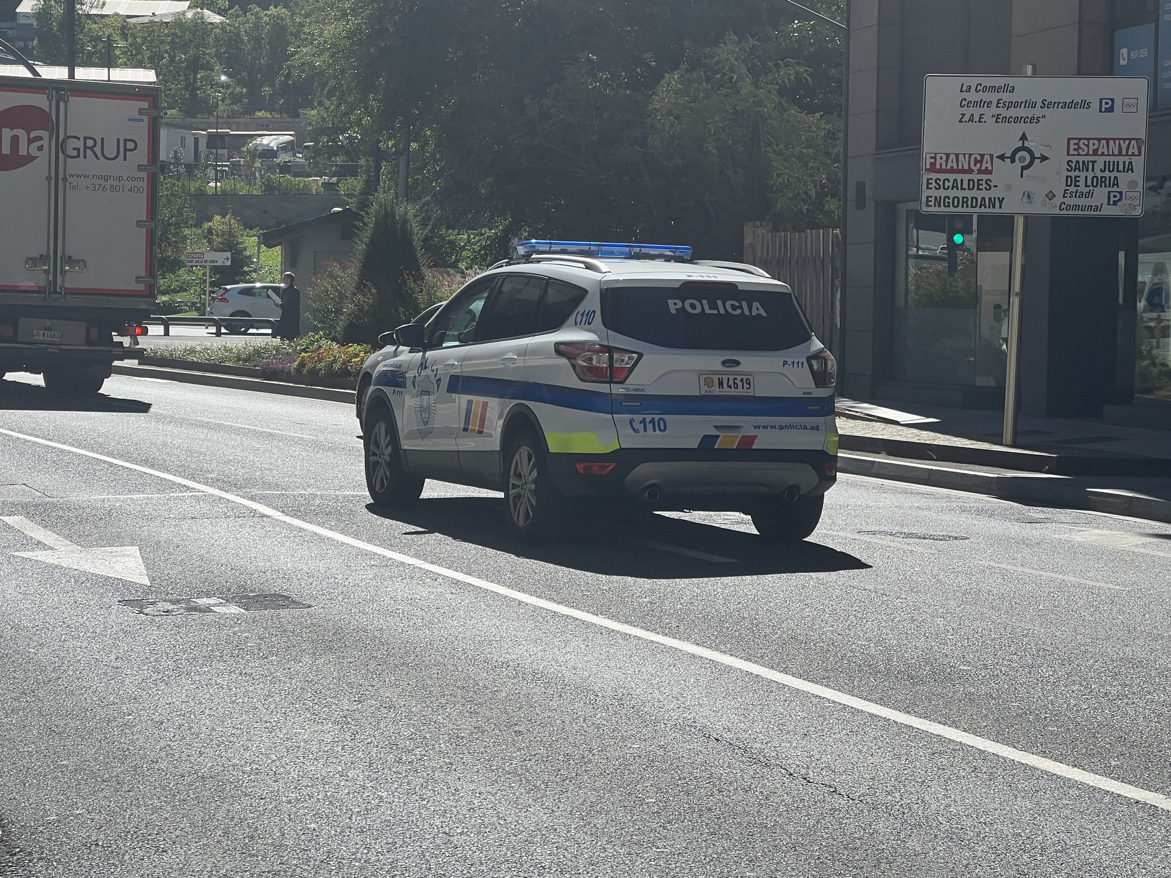 El cotxe de policia que ha traslladat l'empresari de la presó a la Seu de la Justícia i a la inversa. El cotxe de policia que ha traslladat l'empresari de la presó a la Seu de la Justícia i a la inversa.