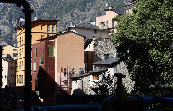 La bastida a la façana de l’Arxiu Històric. La bastida a la façana de l’Arxiu Històric.