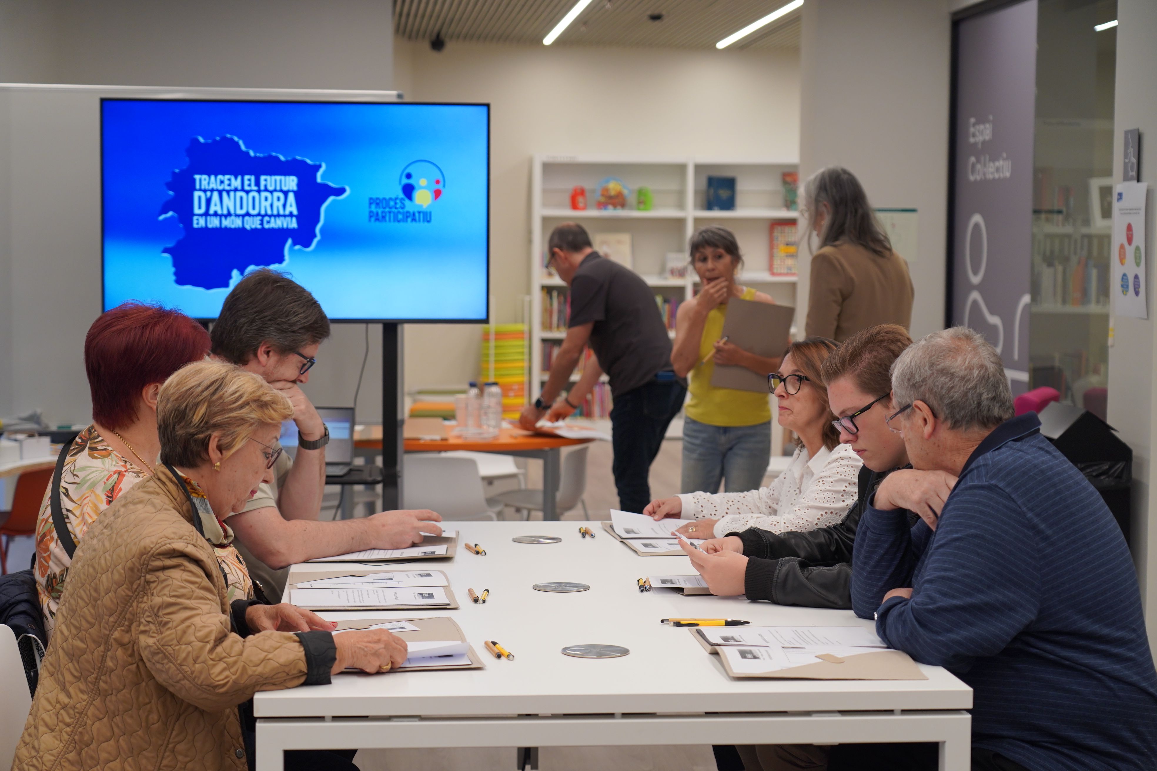 Alguns dels assistents en el primer debat, celebrat a Sant Julià de Lòria.