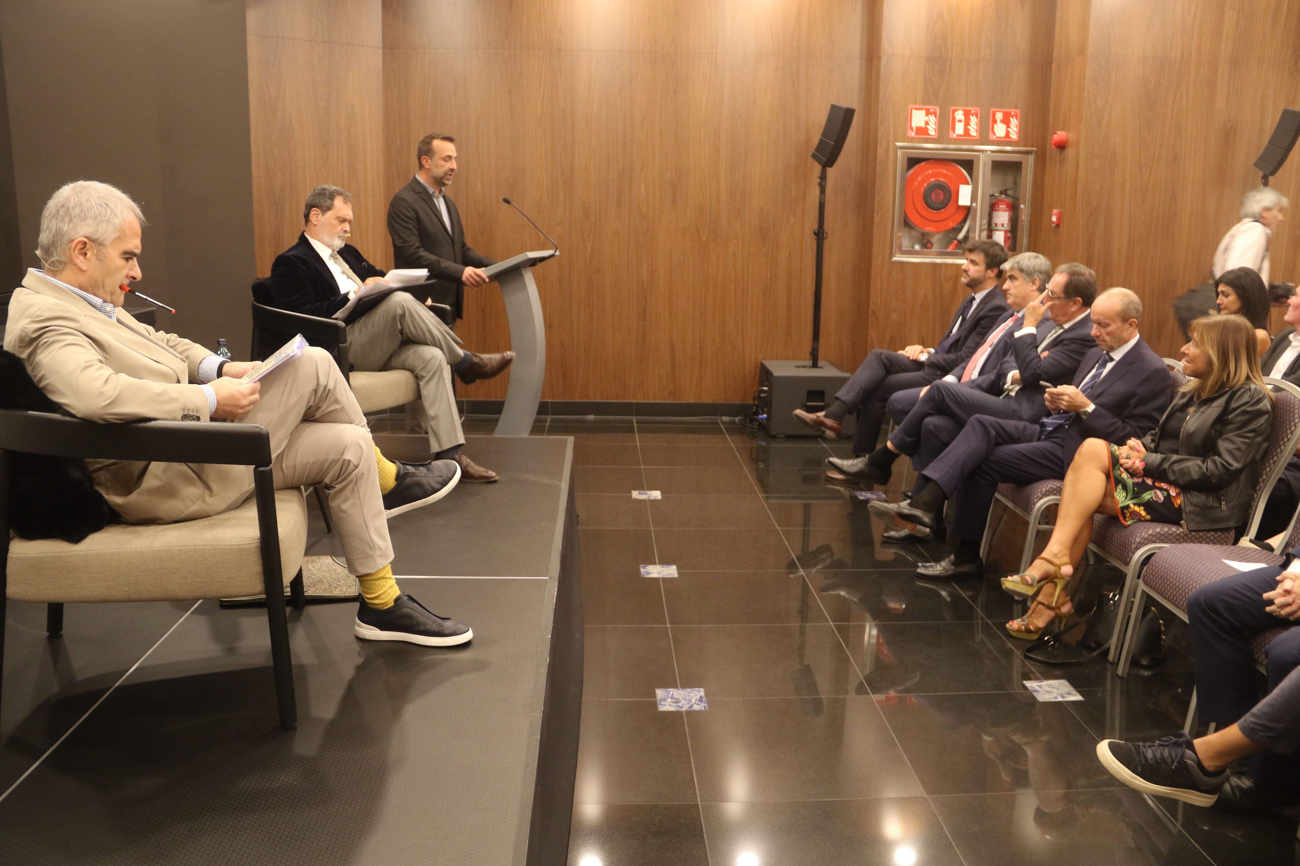 Un moment de la intervenció de l'EFA, Daniel Armengol, mentre els ponents preparaven la seva participació en el col·loqui.