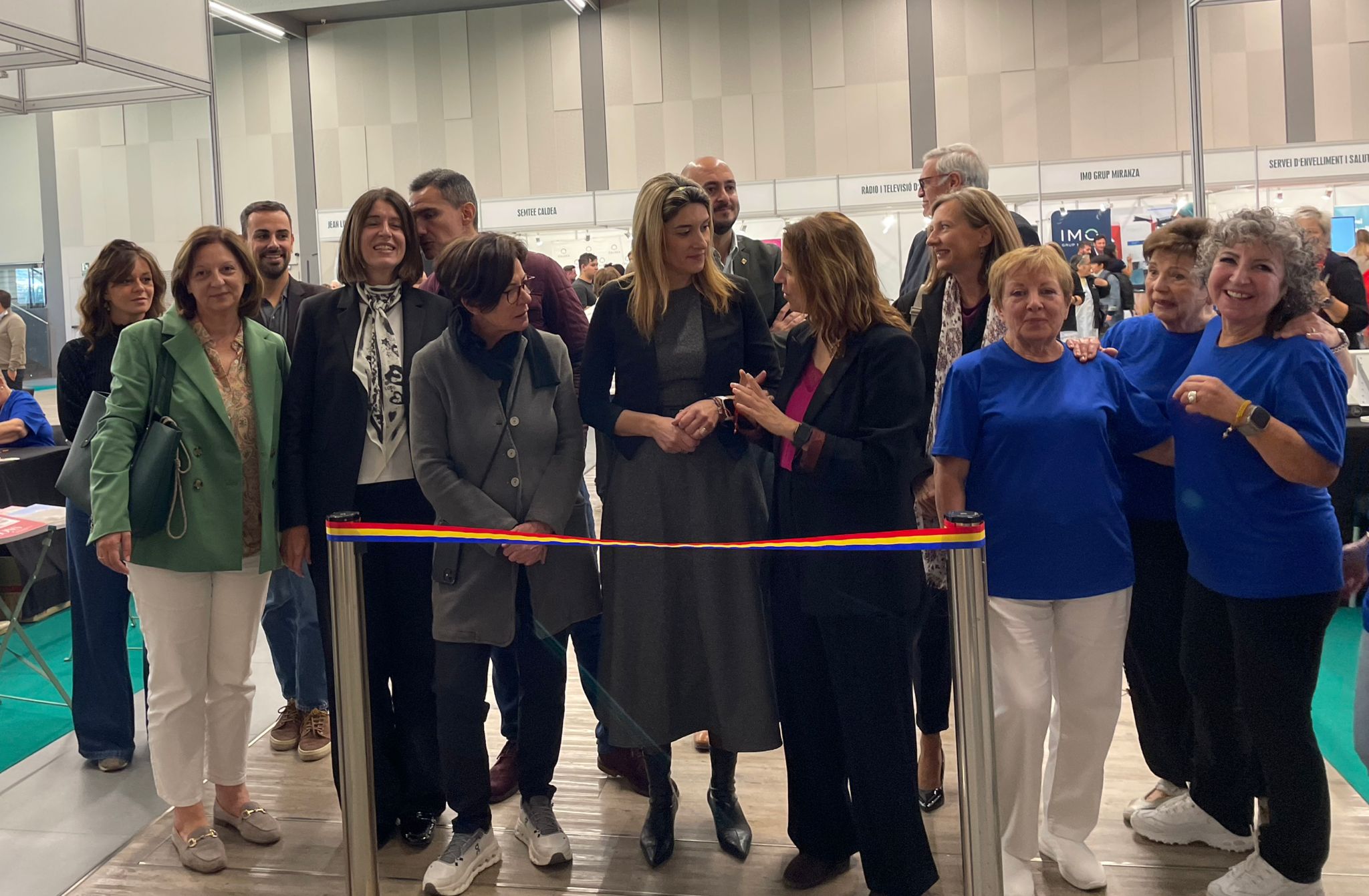 La cònsol major, Rosa Gili, amb les conselleres Magda Mata i Maria Carriço.