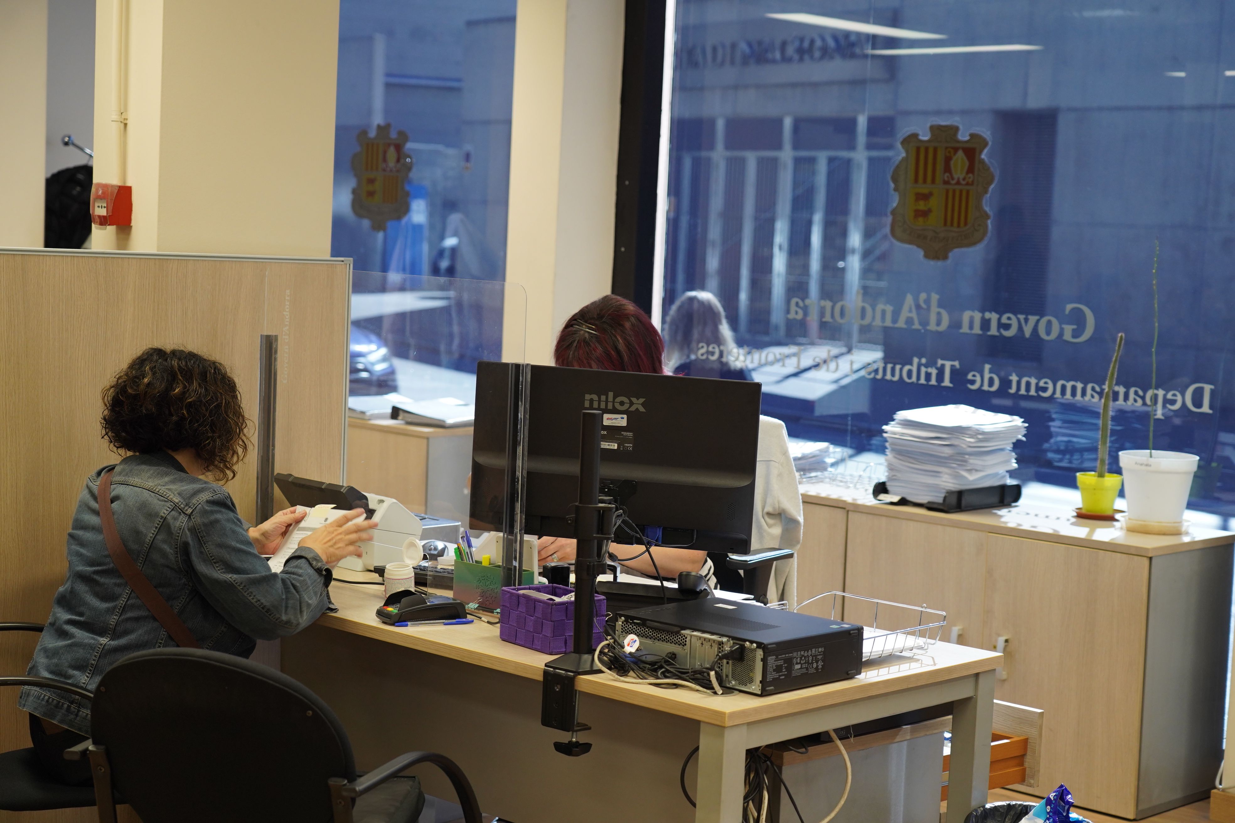 Personal de l'Agència Tributària atenent els ciutadans.