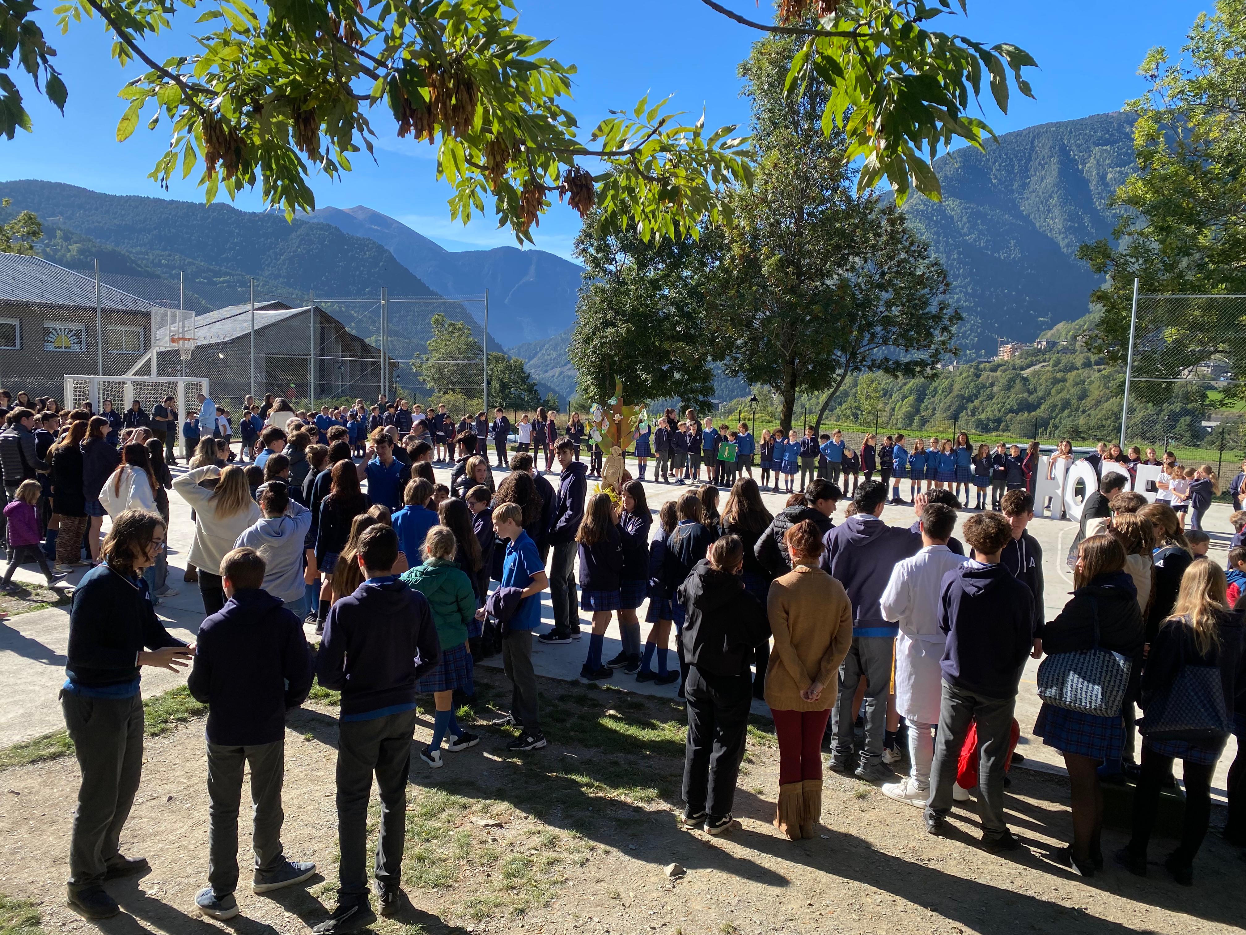 Un moment de la concentració en homenatge a Jane Goodall.