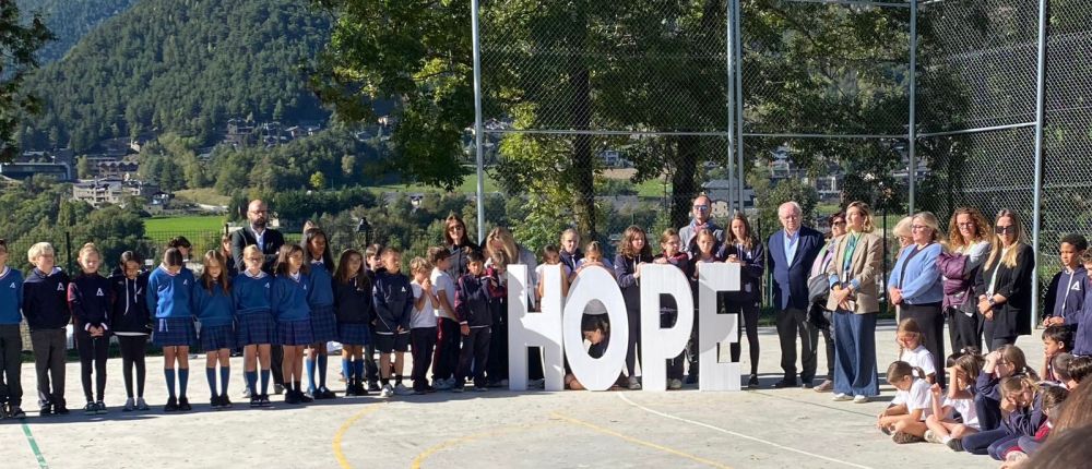 Alumnes, professors i autoritats envoltant el terme 'esperança (hope)' en anglès.