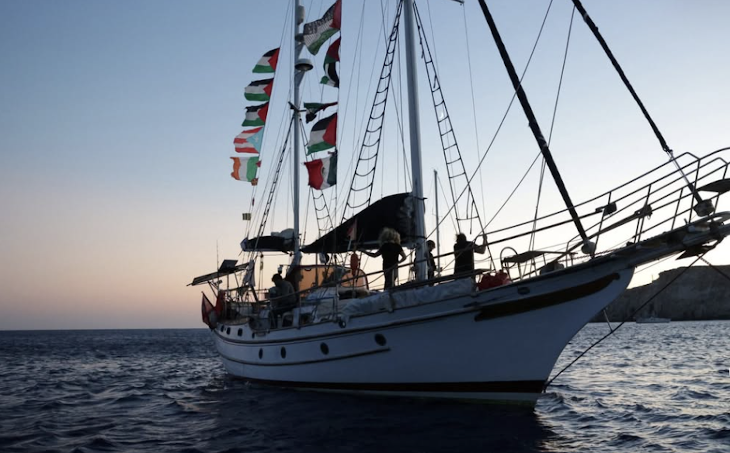 Un dels vaixells de la flotilla quan encara no havia estat interceptada.